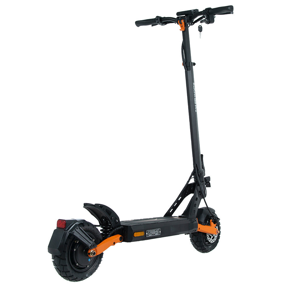 Patinete eléctrico negro con detalles naranjas, aislado sobre fondo blanco.