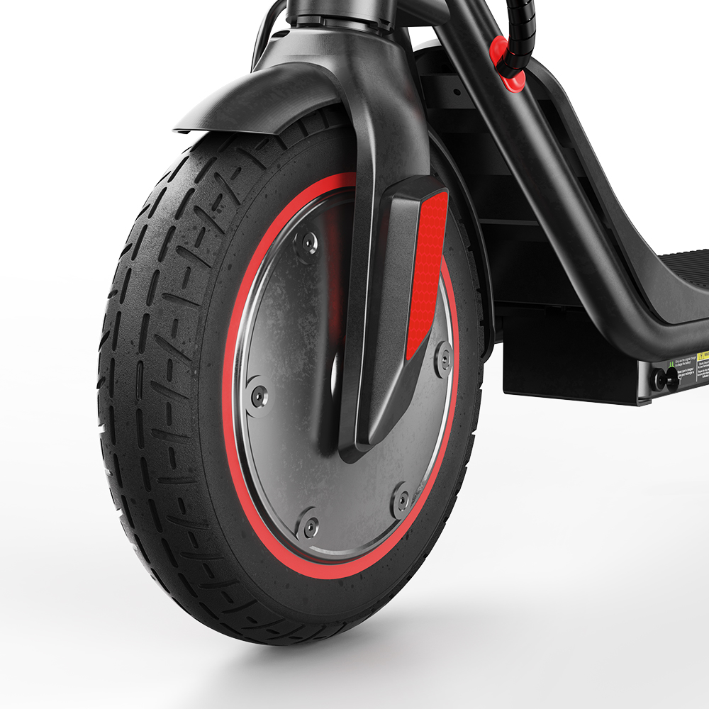 Ruota anteriore di uno scooter elettrico nero con accenti rossi su sfondo bianco.