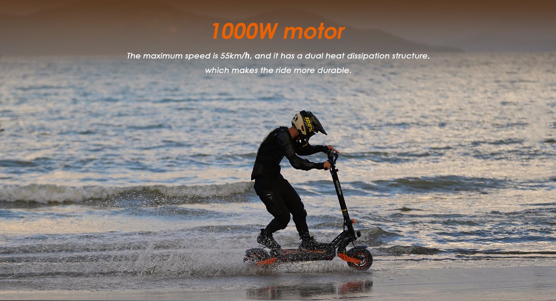Un uomo guida uno scooter elettrico nell'acqua su una spiaggia.