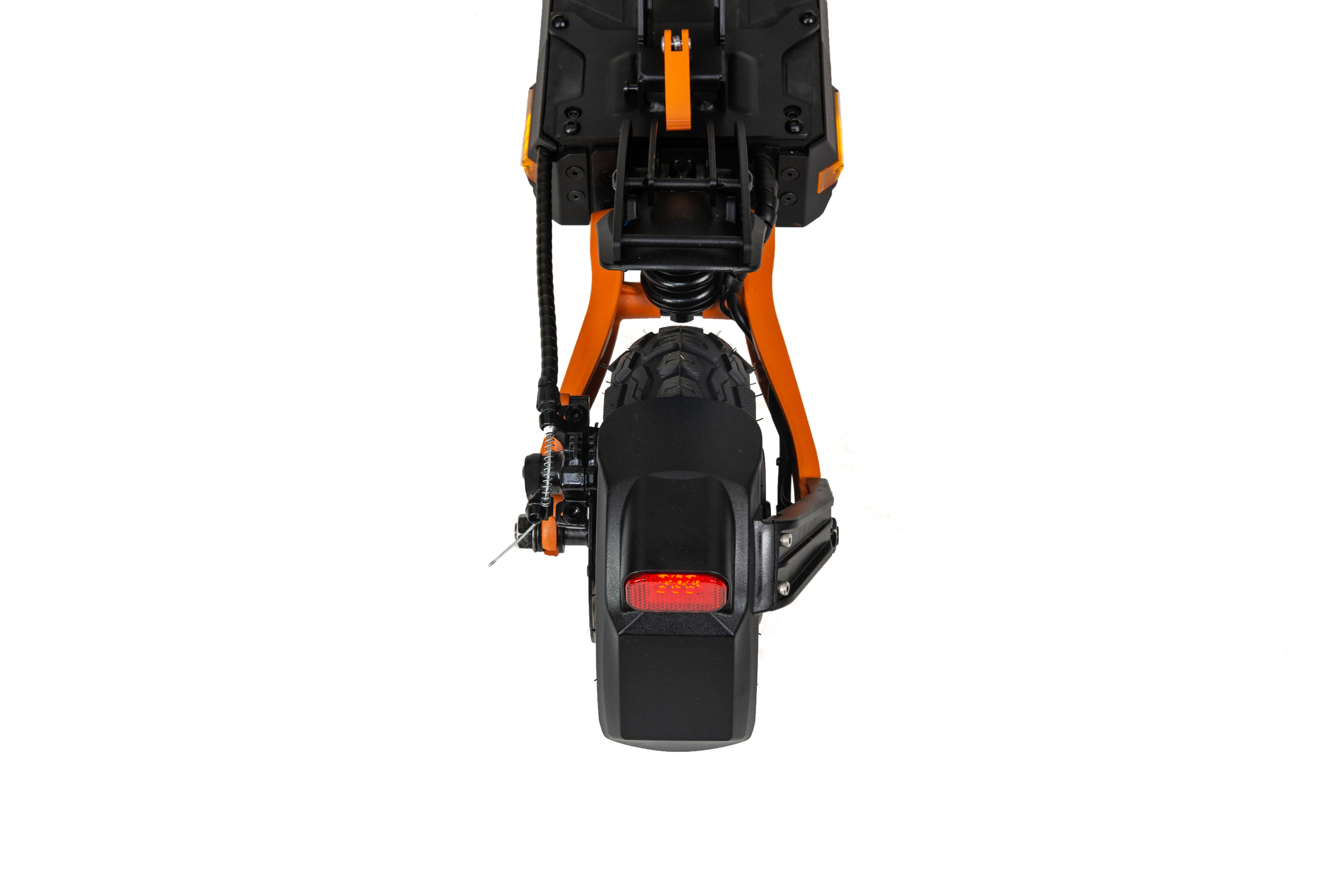 Rückseite eines orangefarbenen Elektrorollers mit schwarzem Kotflügel und rotem Rücklicht.