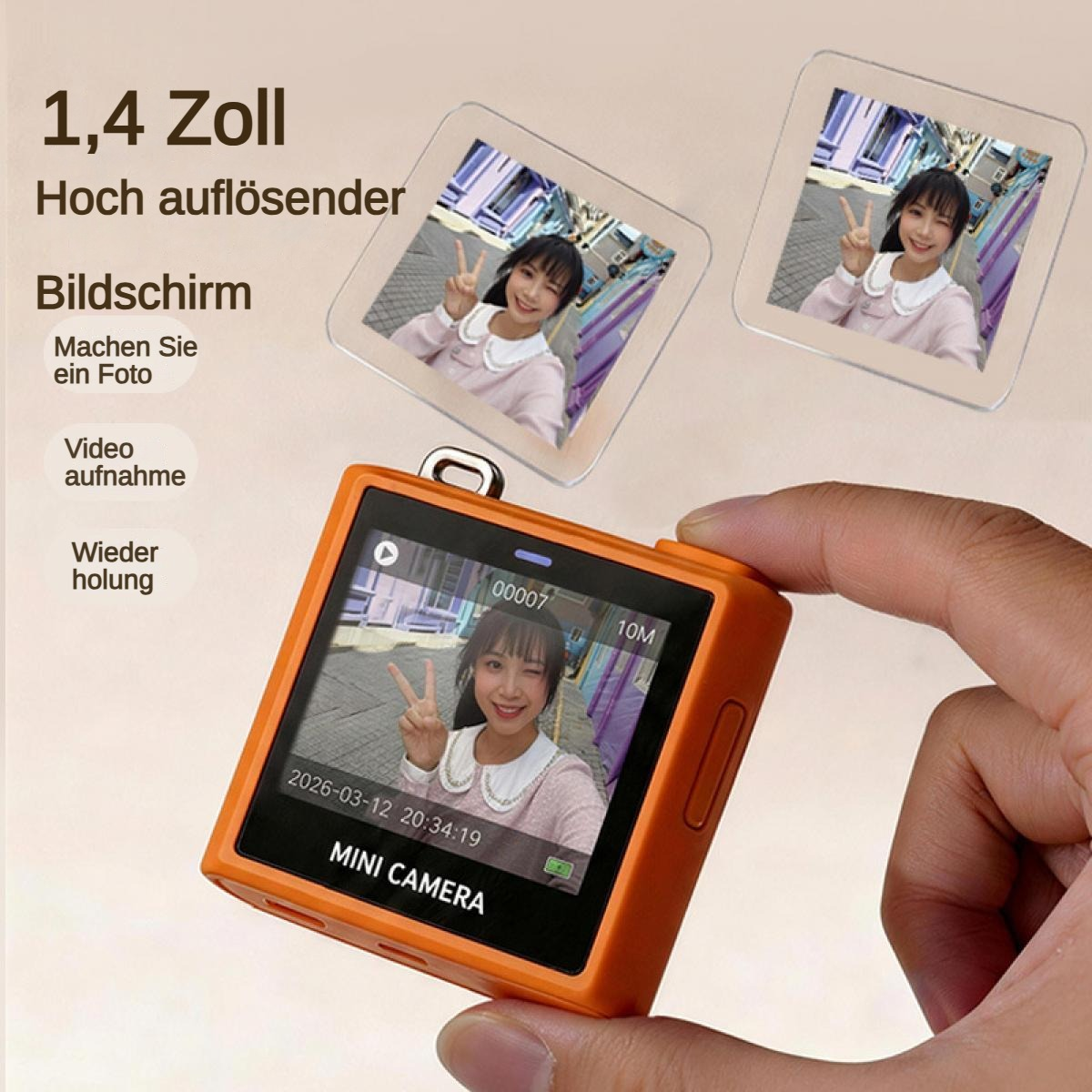 Ein orangefarbener Mini-Camcorder wird von einer Hand gehalten. Auf dem Bildschirm ist ein Mädchen zu sehen.