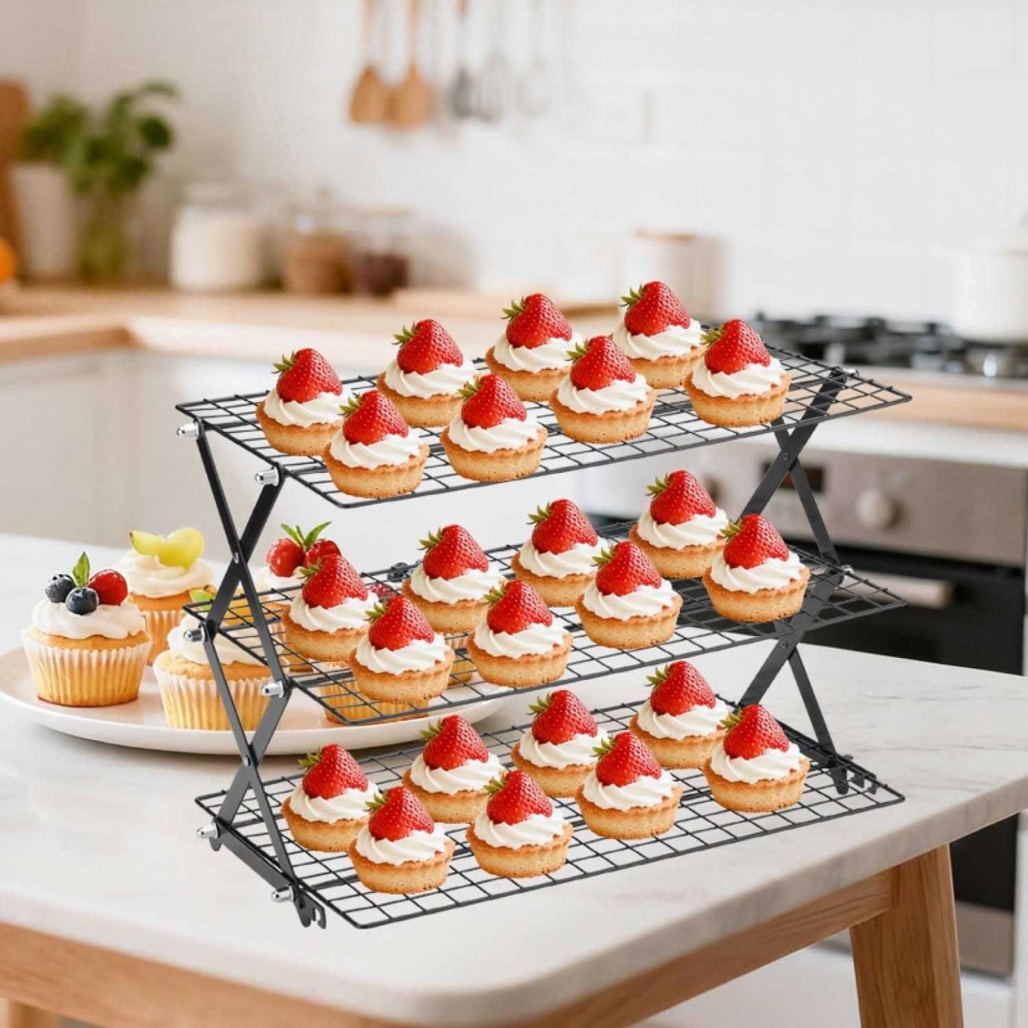 Dreistöckiger schwarzer Rost mit Sahnetörtchen und Erdbeeren.