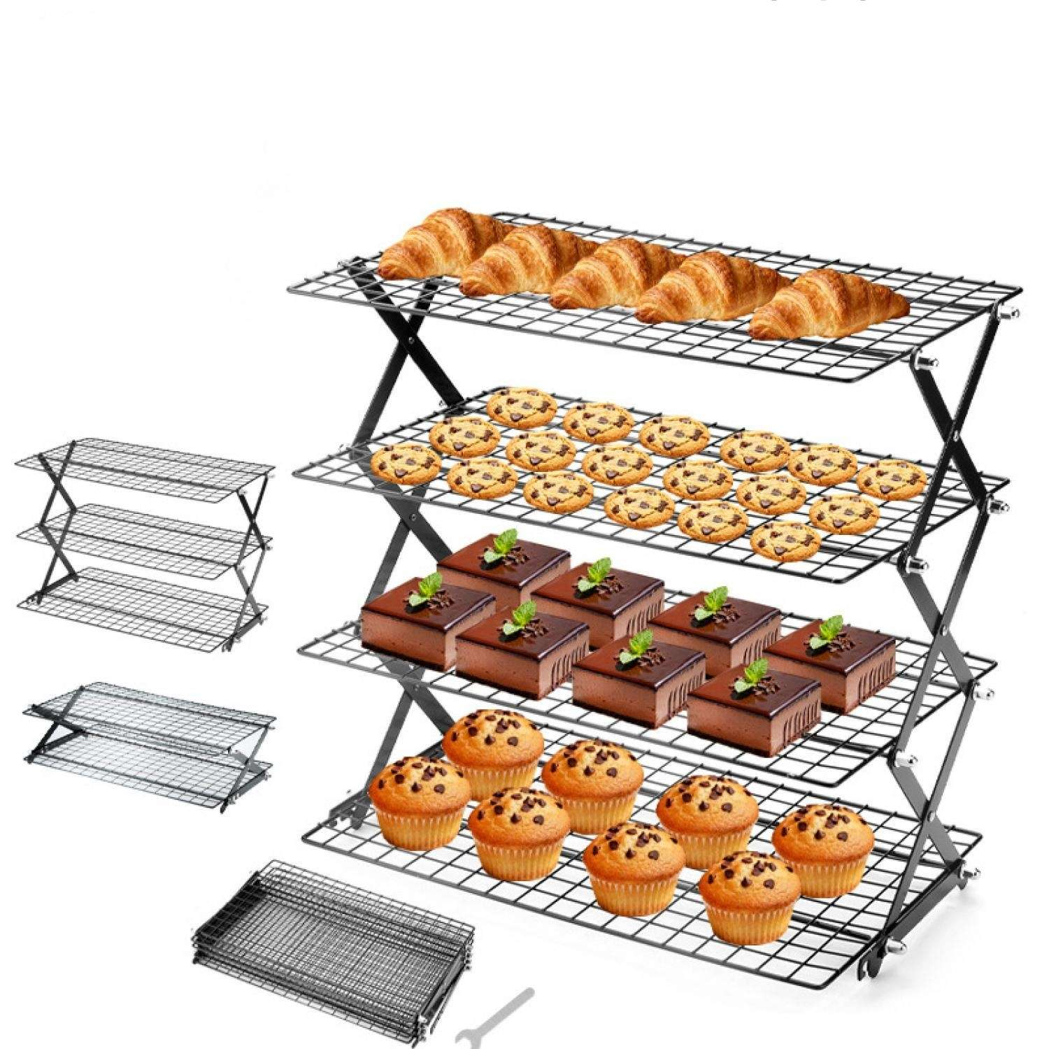 Gestapelte Kuchenracks mit Croissants, Keksen, Brownies und Muffins.