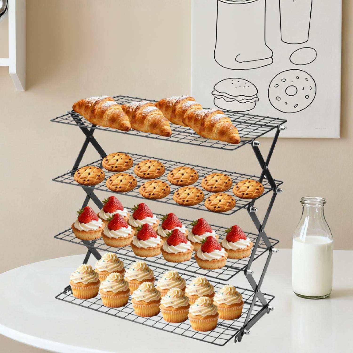 Ein dreistufiger Ständer mit Gebäck: Croissants, Kekse, Erdbeer-Cupcakes und Vanille-Cupcakes.