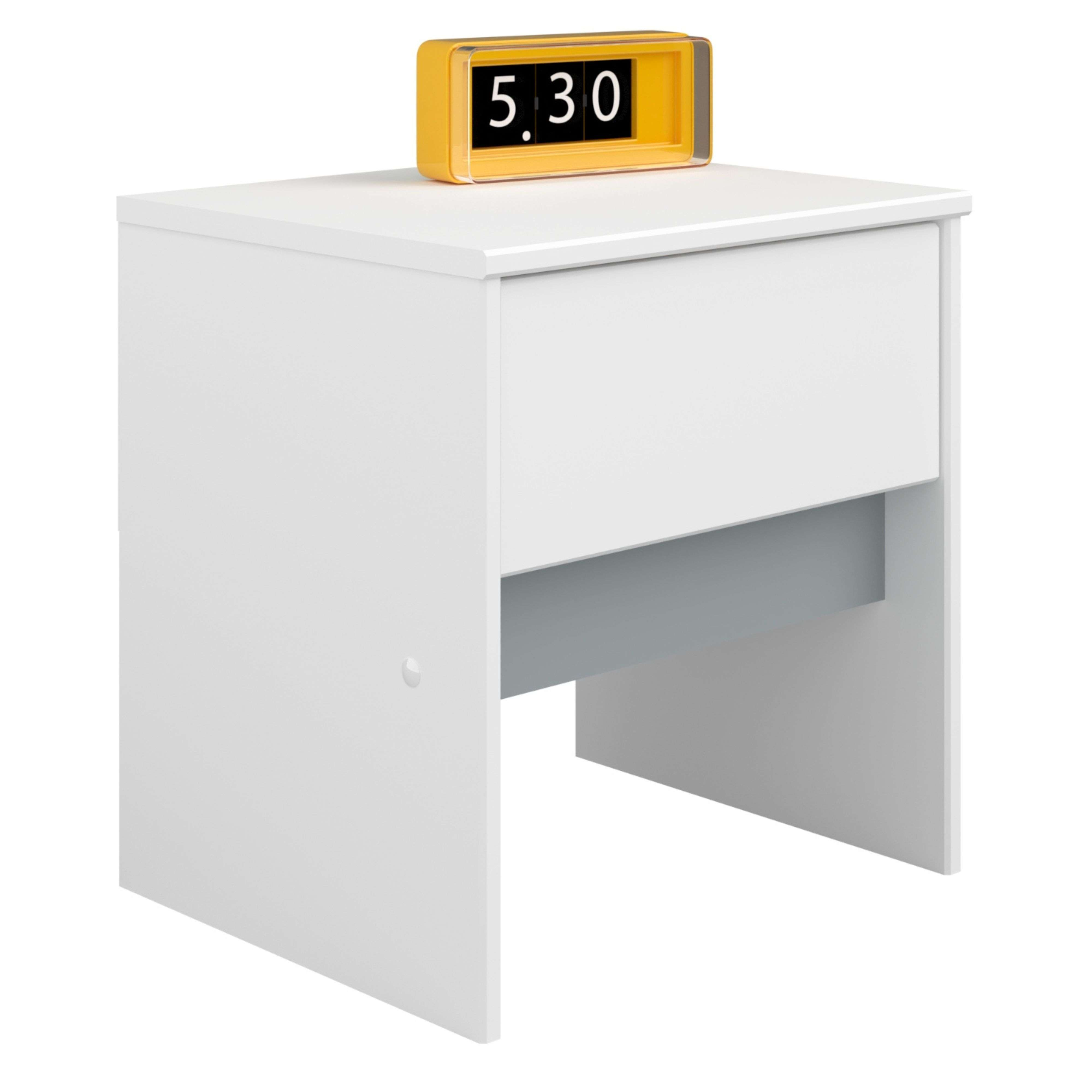 Una mesita de noche blanca con un reloj digital amarillo que marca las 5:30.