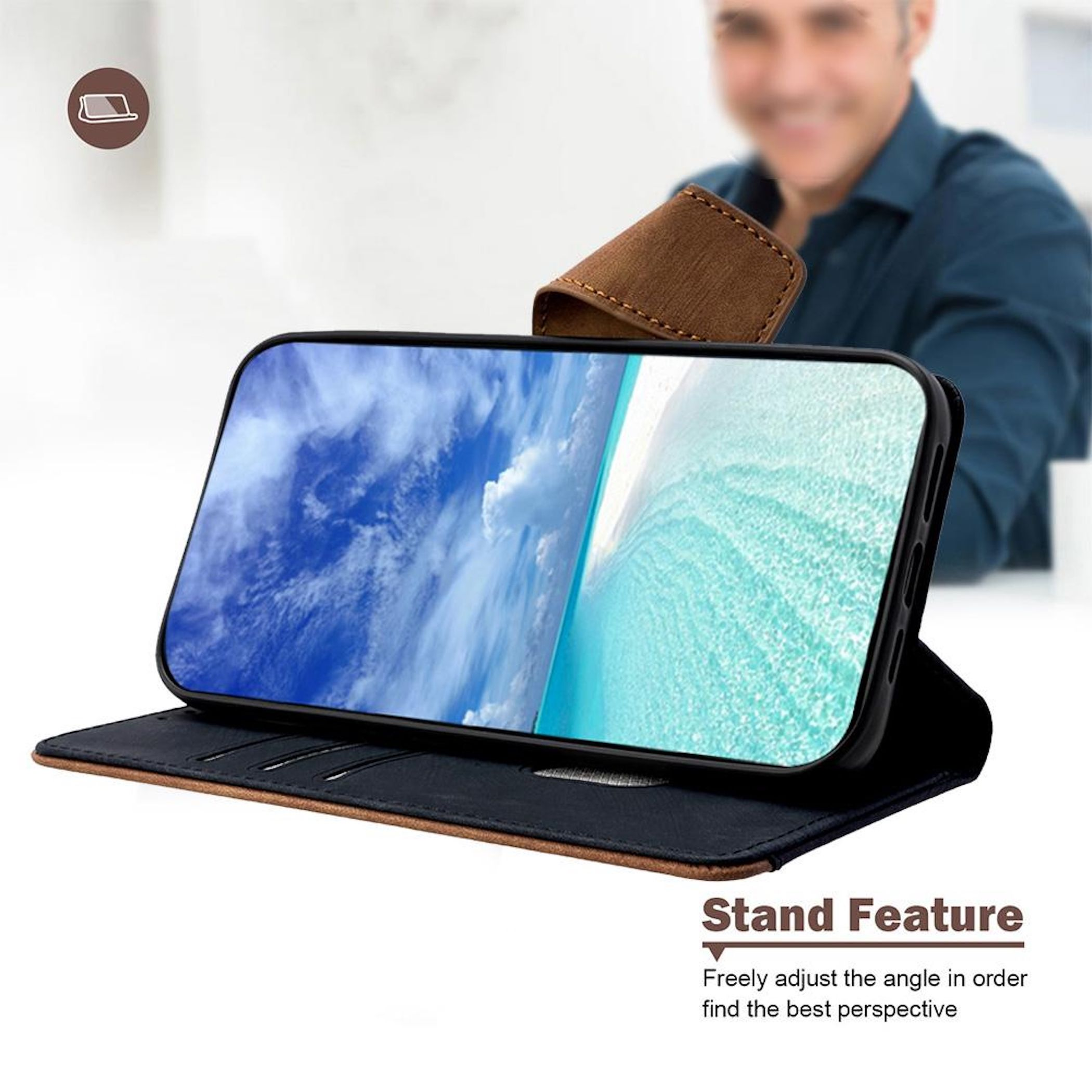 Ein Mann im blauen Hemd schaut auf ein Handy mit Strandmotiv.
