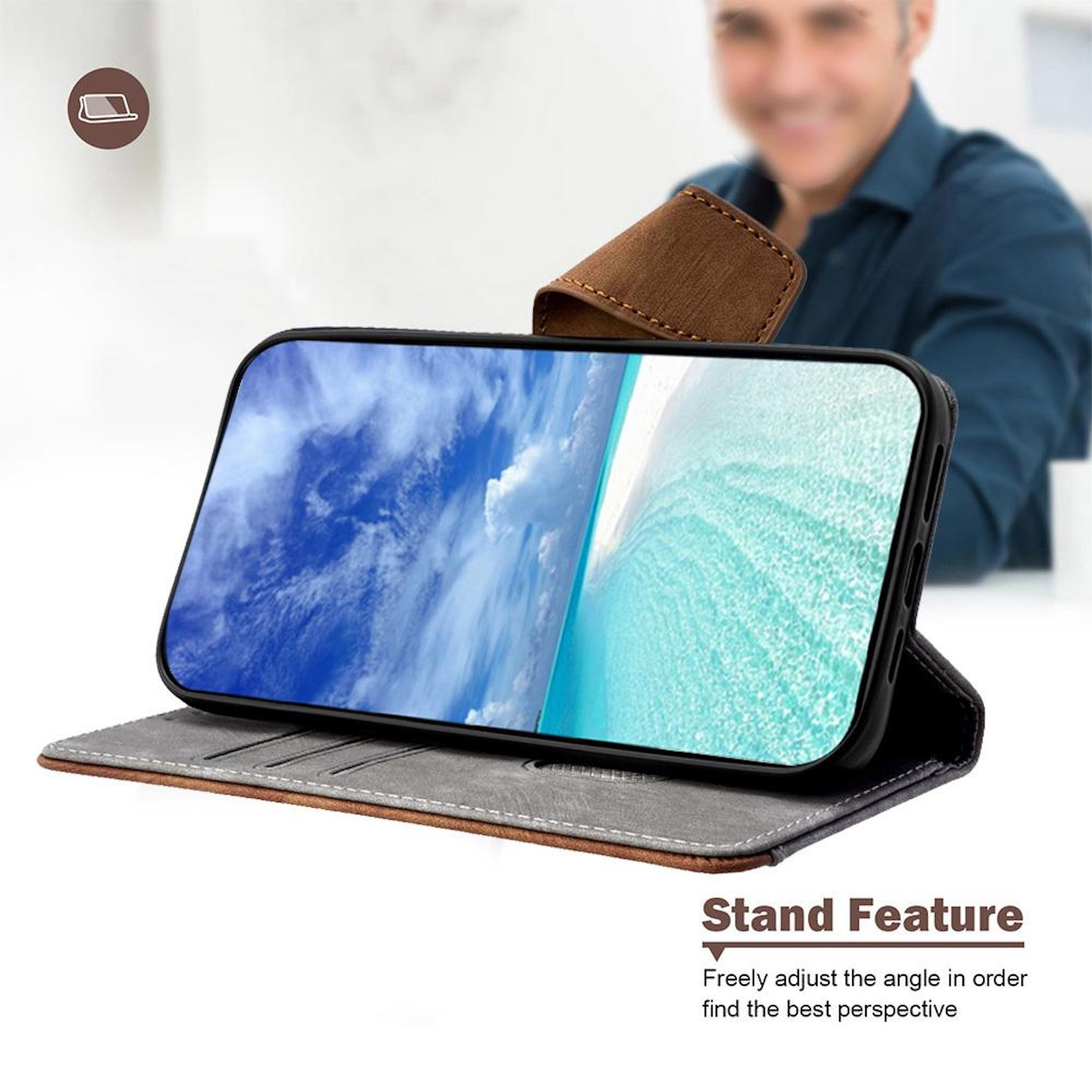 Ein Mann im blauen Hemd lacht hinter einem Handy mit einem Ständer.