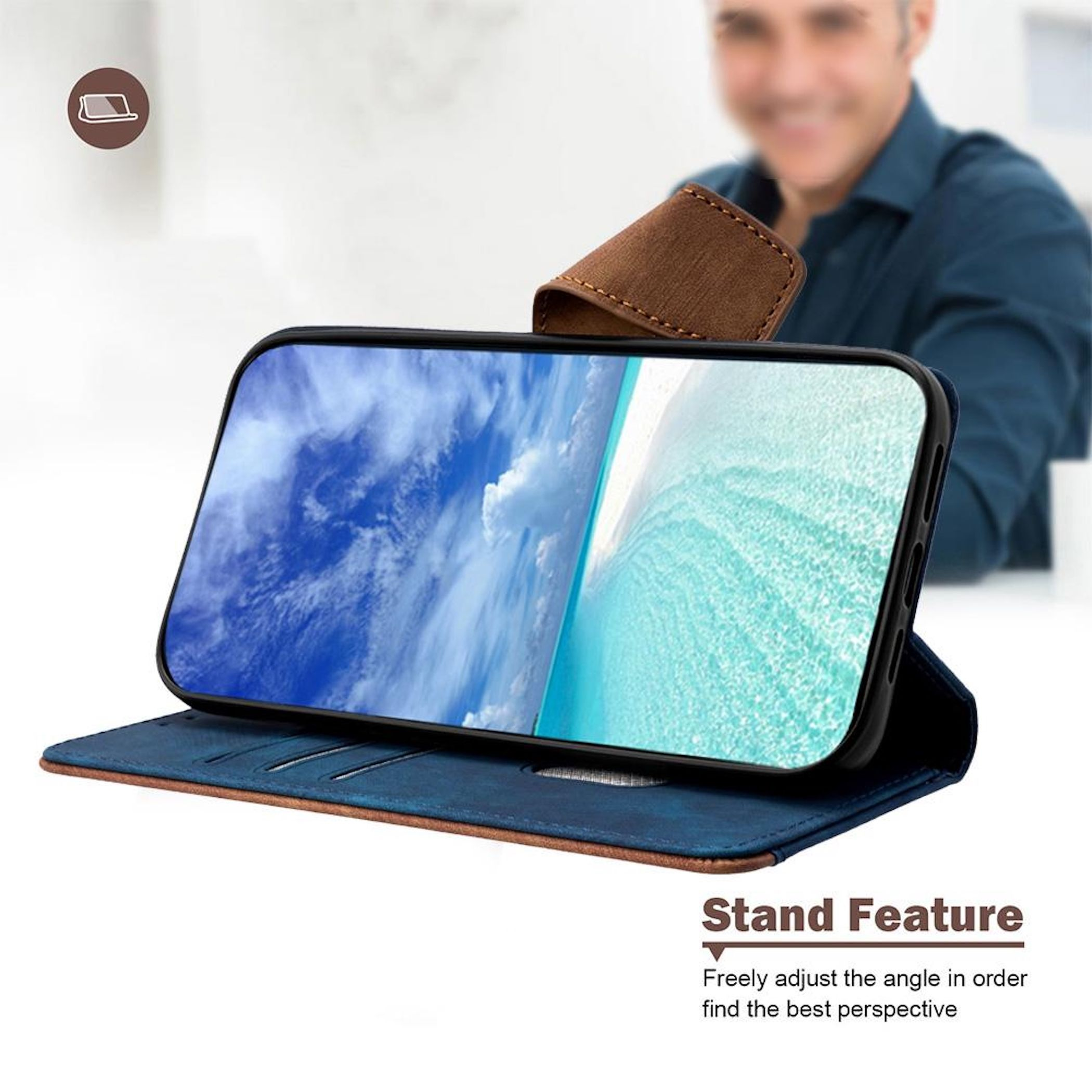Blaues Handycover im Standmodus mit Himmel- und Meeresbildschirm. Mann im Hintergrund.