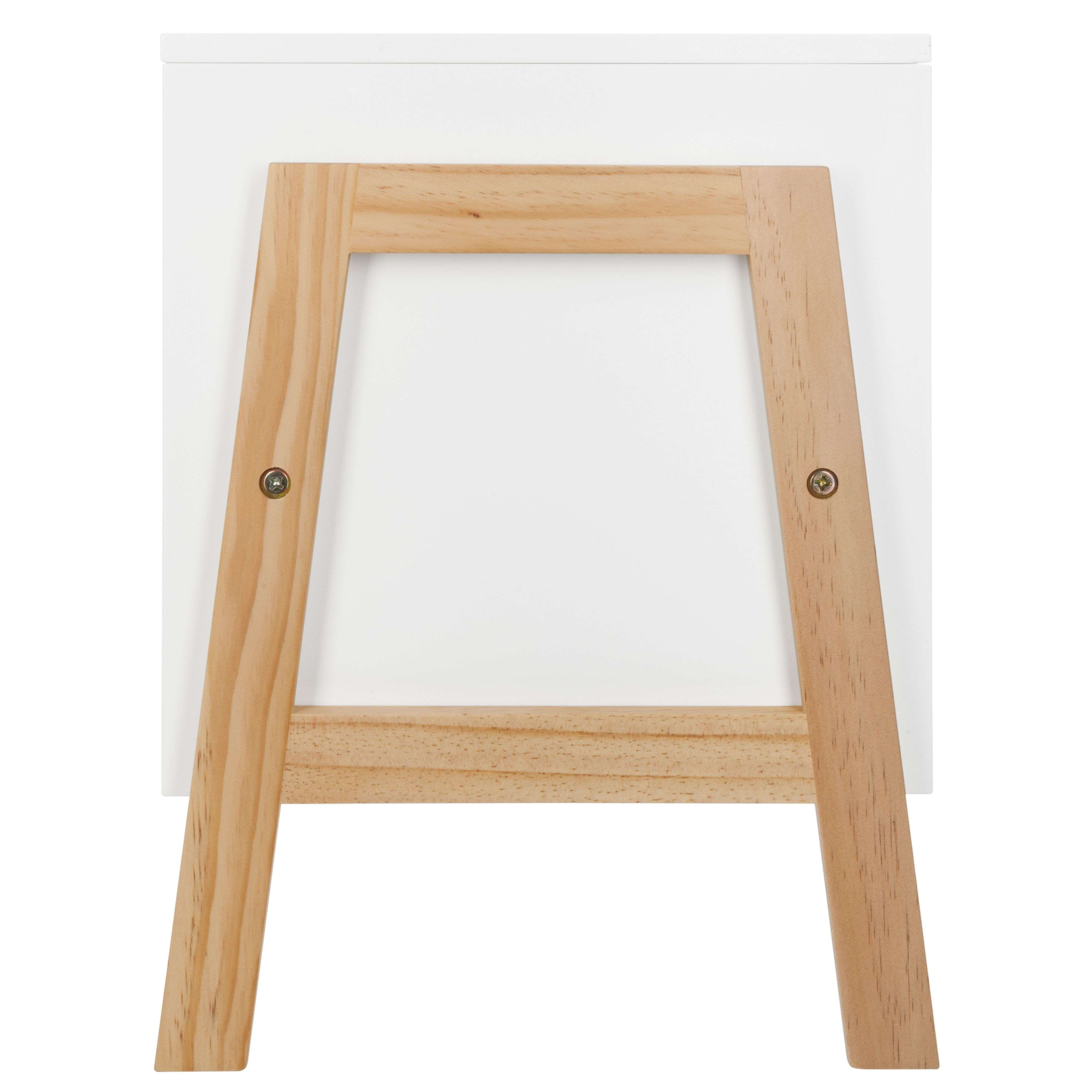 Un rectángulo blanco con un soporte de madera. Los tornillos sujetan la madera.