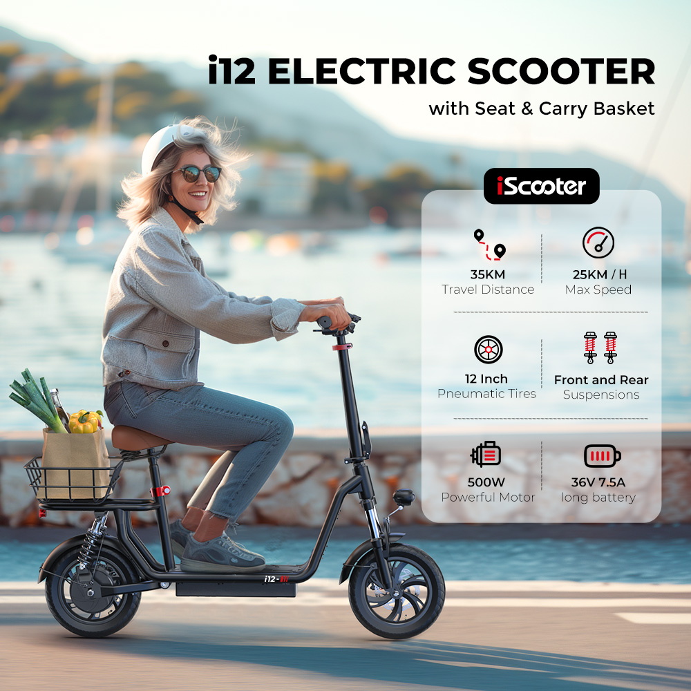 Una donna guida uno scooter elettrico nero con sedile e cestino all'aperto.
