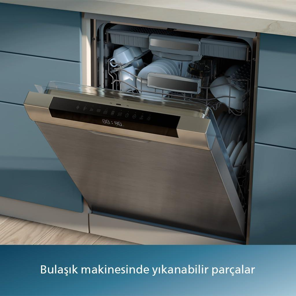 Temiz bulaşıklı açık bulaşık makinesi, zamanlayıcı gösteren gümüş kontrol paneli.