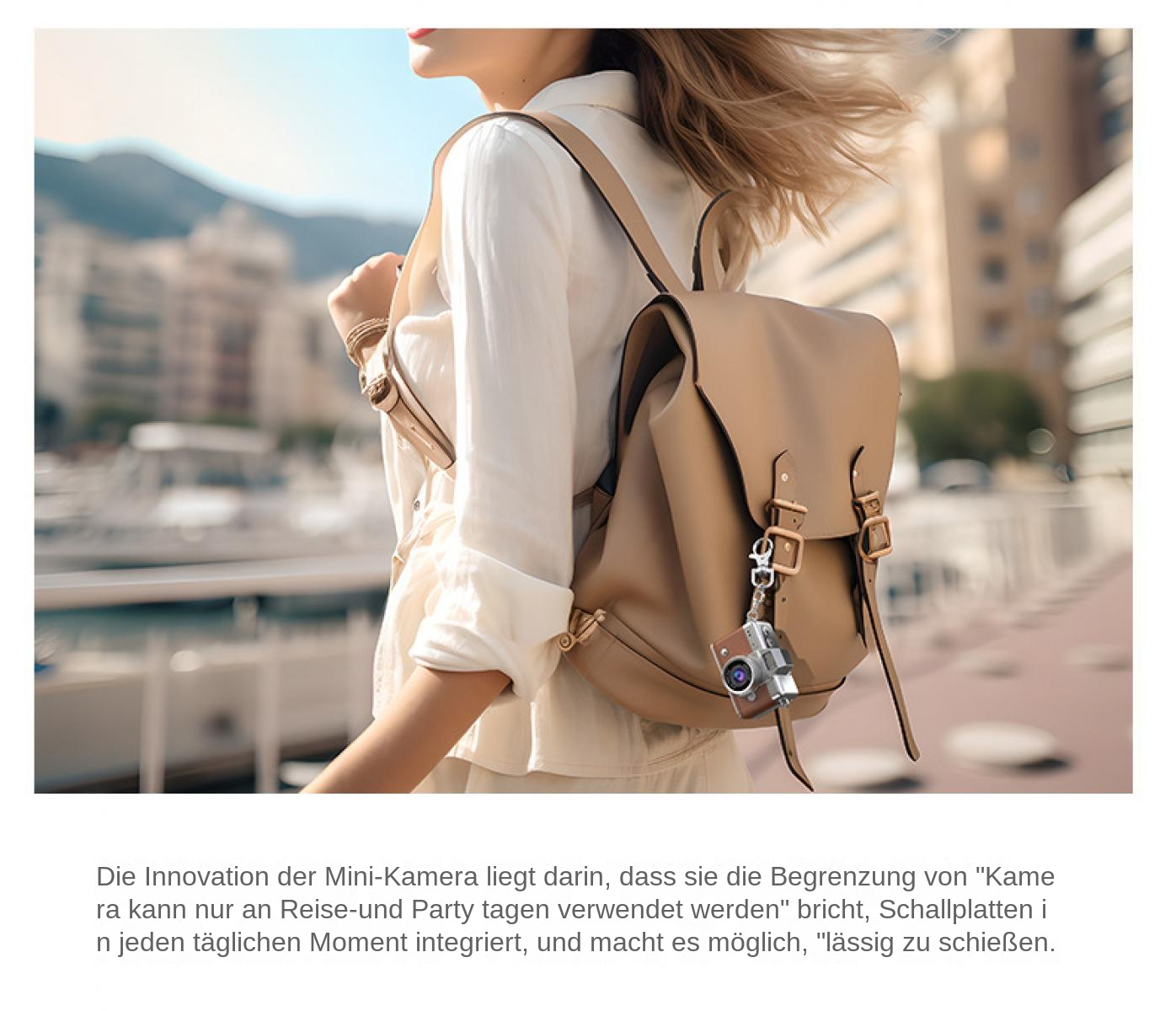 Frau mit beigefarbener Tasche und Mini-Kamera-Schlüsselanhänger im Freien.