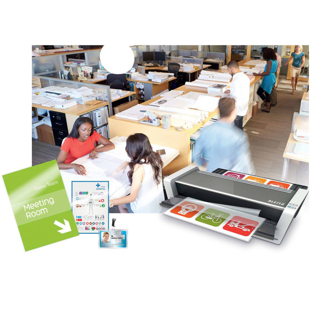 Büro mit Mitarbeitern, die an Schreibtischen arbeiten, und einem Laminiergerät mit bedruckten Folien.