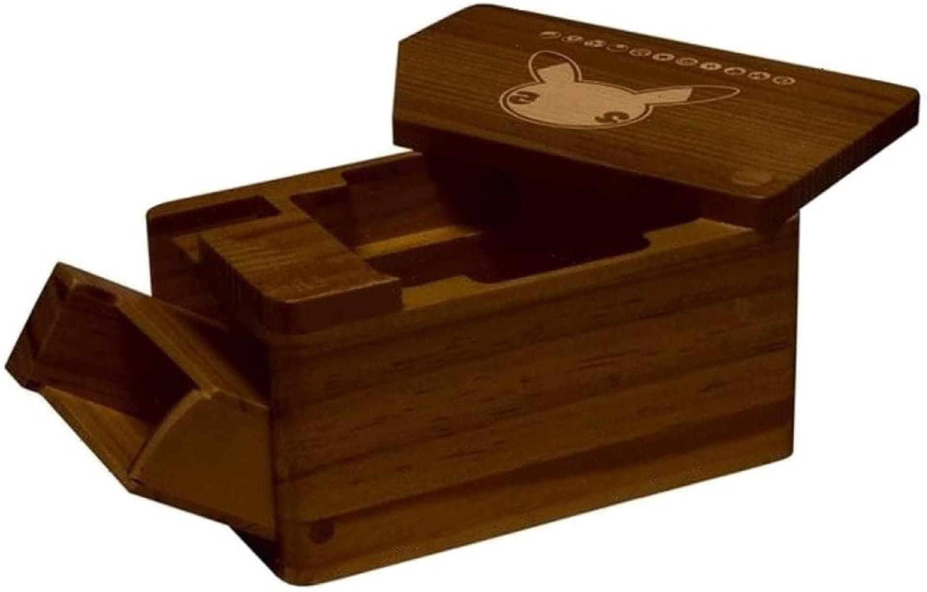 Eine braune Holzbox mit Pikachu-Gravur und offenem Deckel.