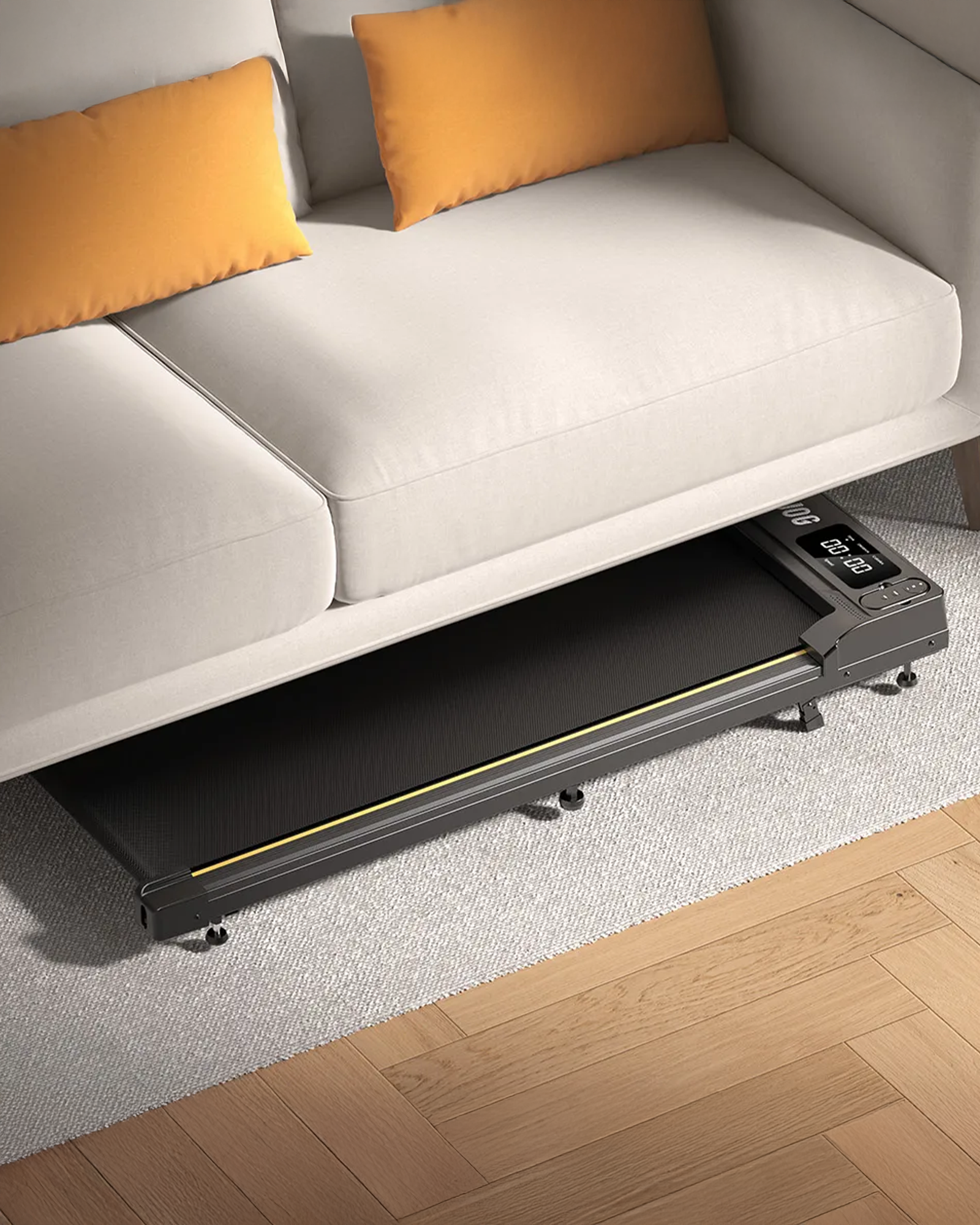 Ein schmaler Laufband unter einem Sofa mit orangen Kissen.