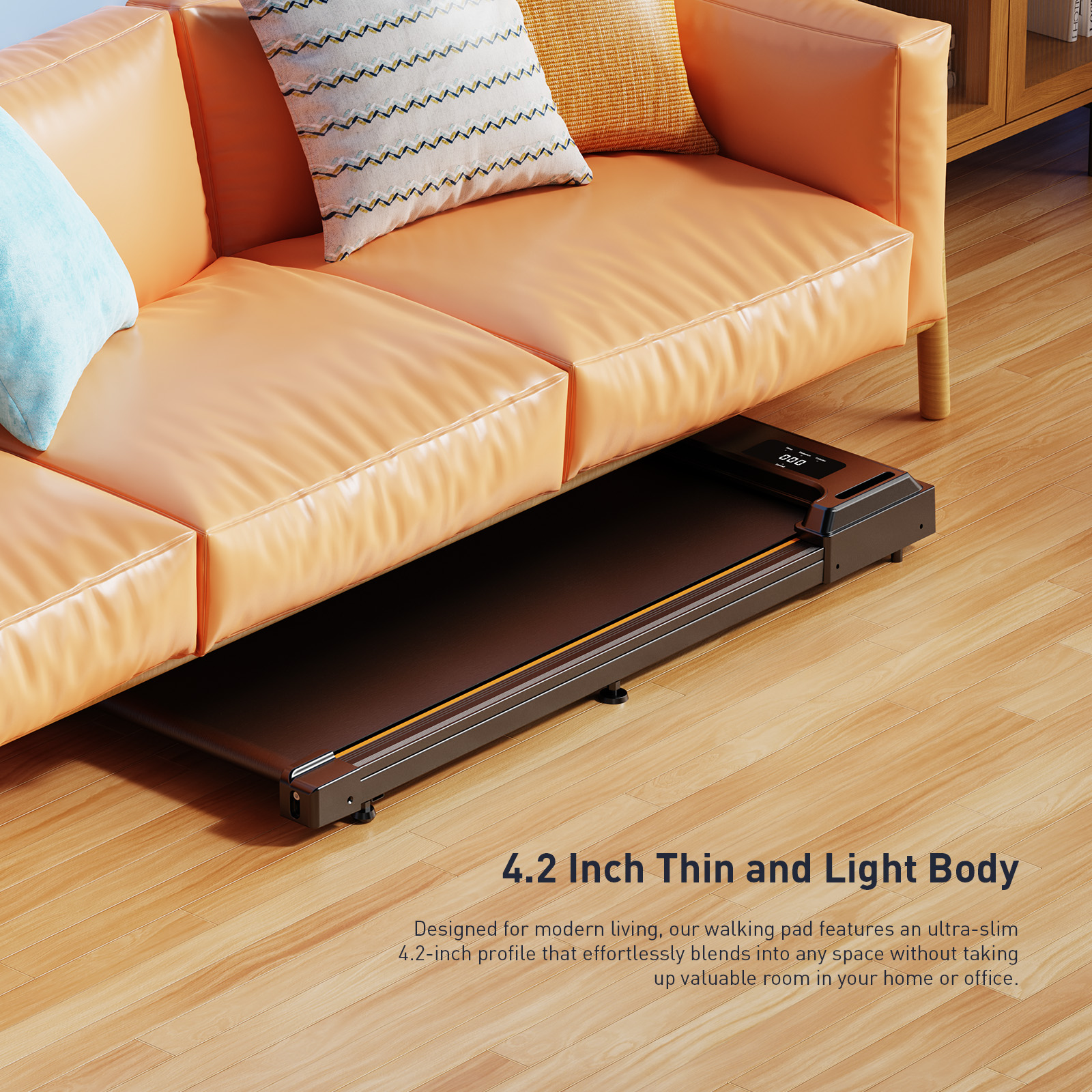 Ein schmaler Laufband unter einem orangefarbenen Sofa auf Holzboden.