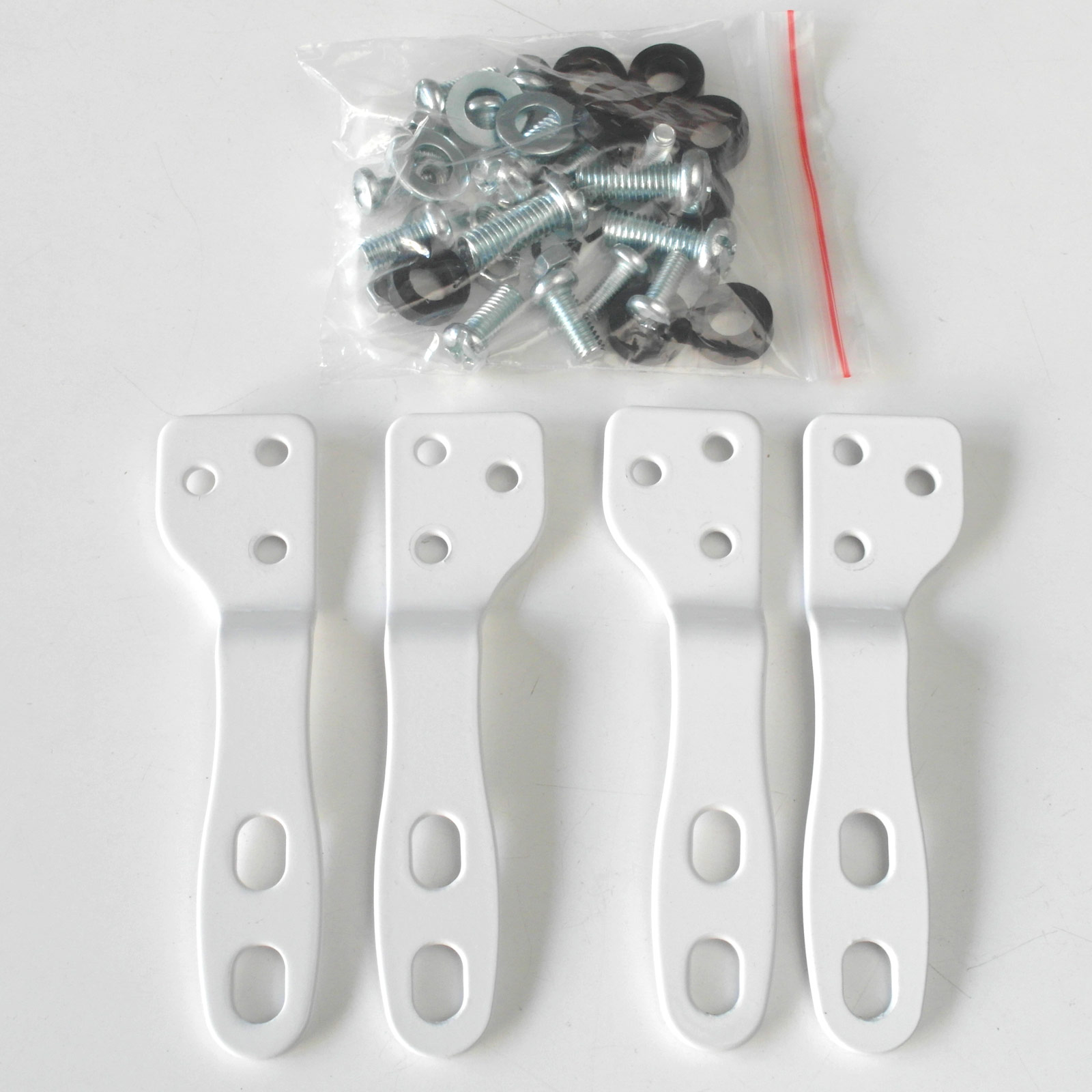 Vier weiße Metallhalterungen mit Schrauben und Unterlegscheiben in einer Plastiktüte.