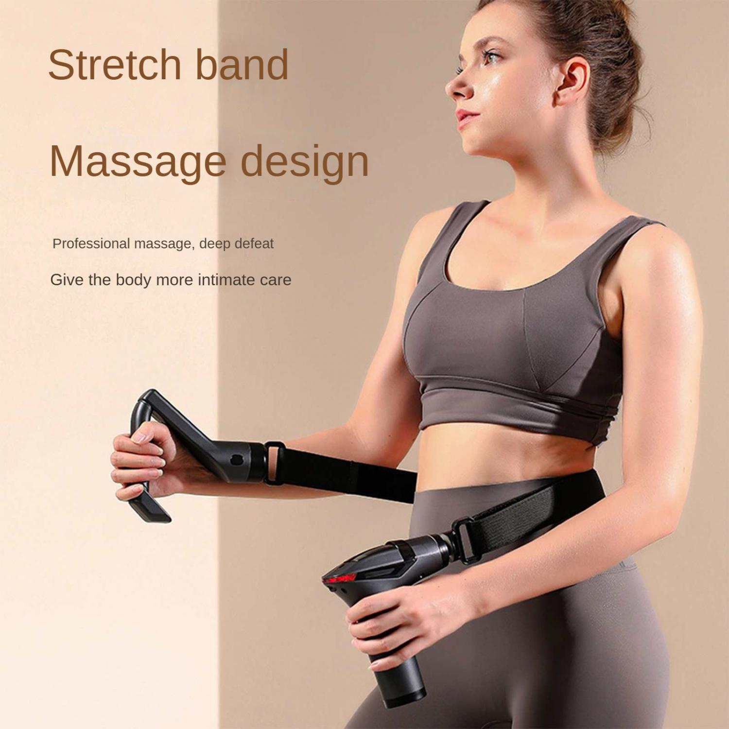 Frau mit Massagegerät und Band. Grauer Sport-BH und Leggings. Hält Griff in Hand.