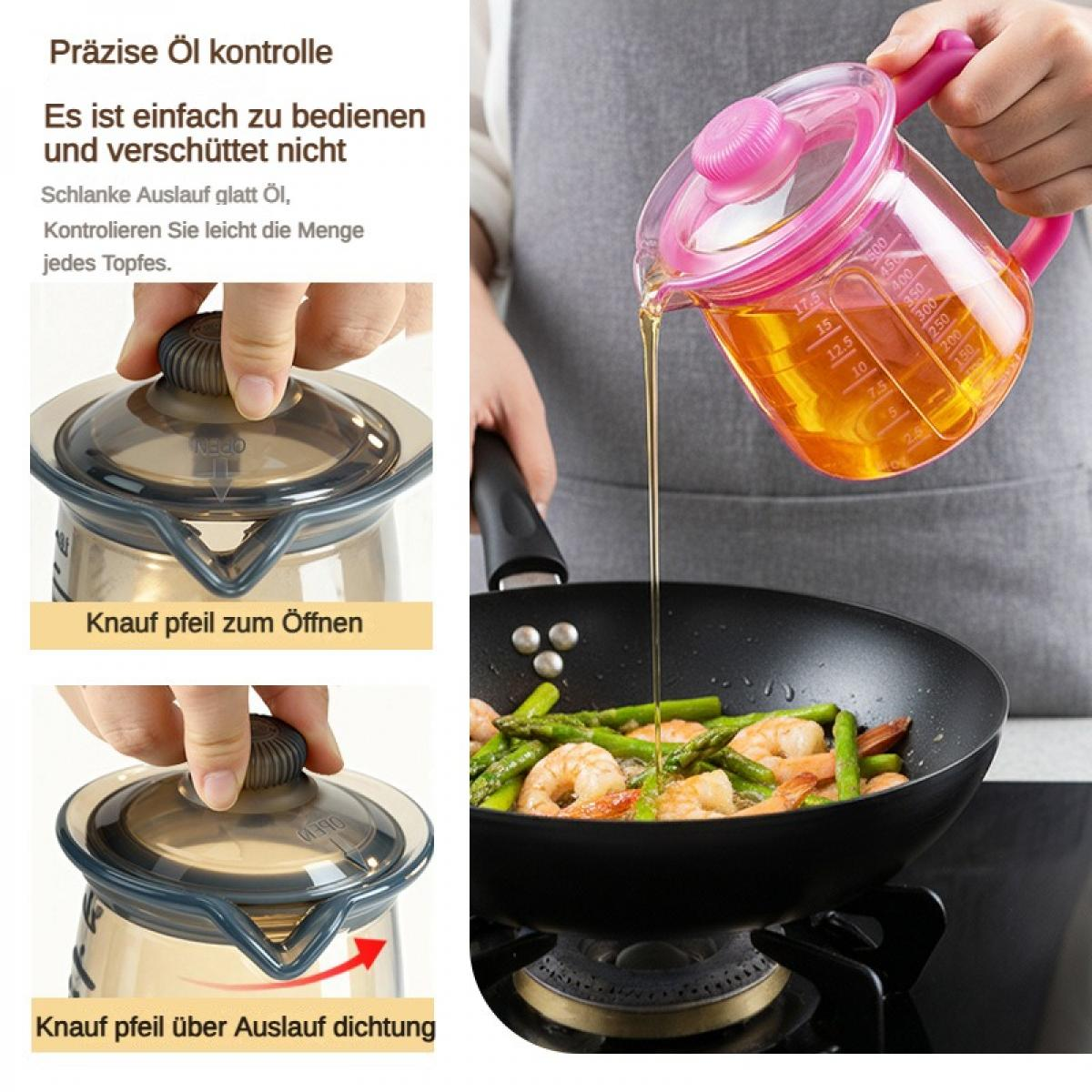 Ein Messbecher gießt Öl in eine Pfanne mit Garnelen und Spargel.