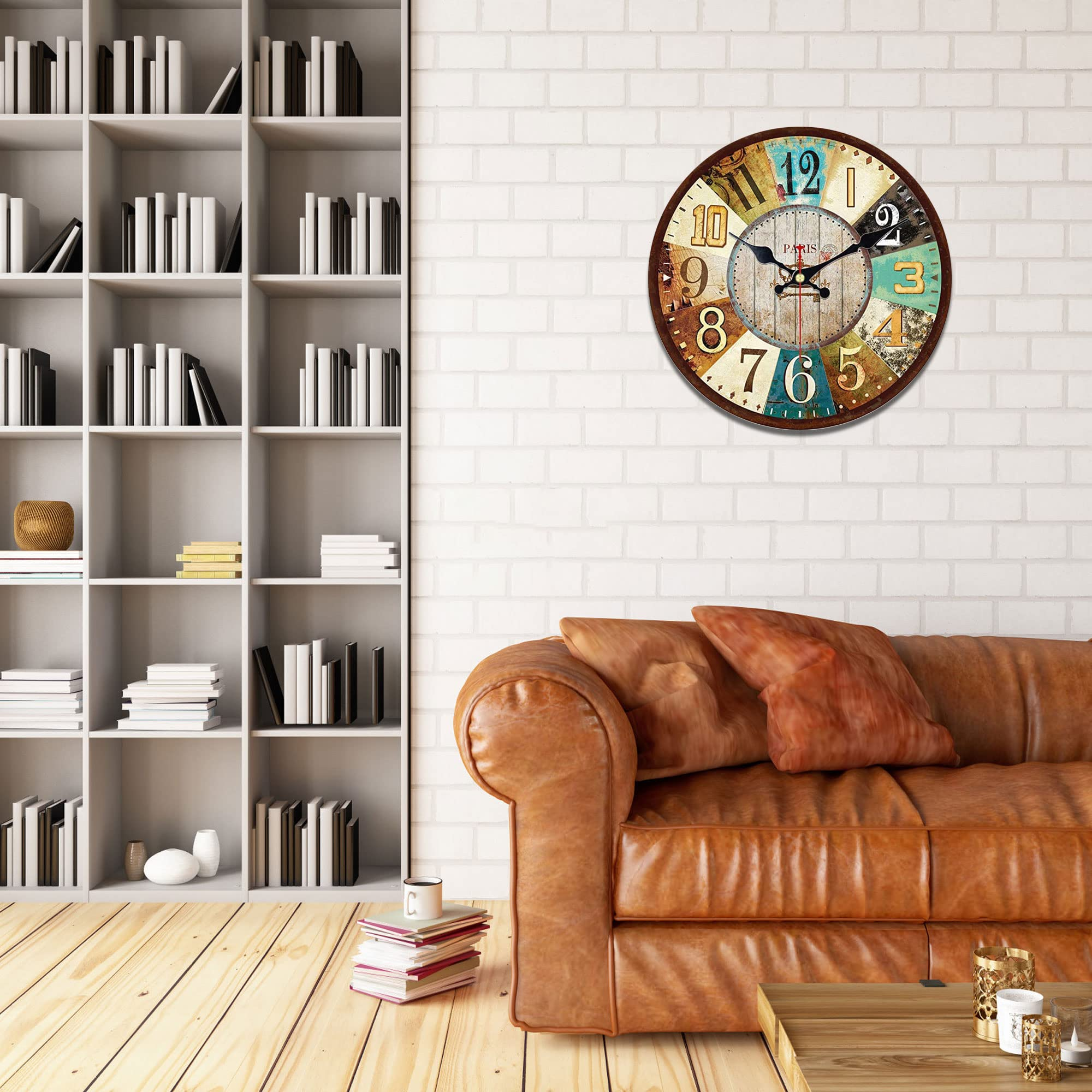 Ein braunes Ledersofa steht vor einem Bücherregal und einer Ziegelwand mit einer Vintage-Uhr.