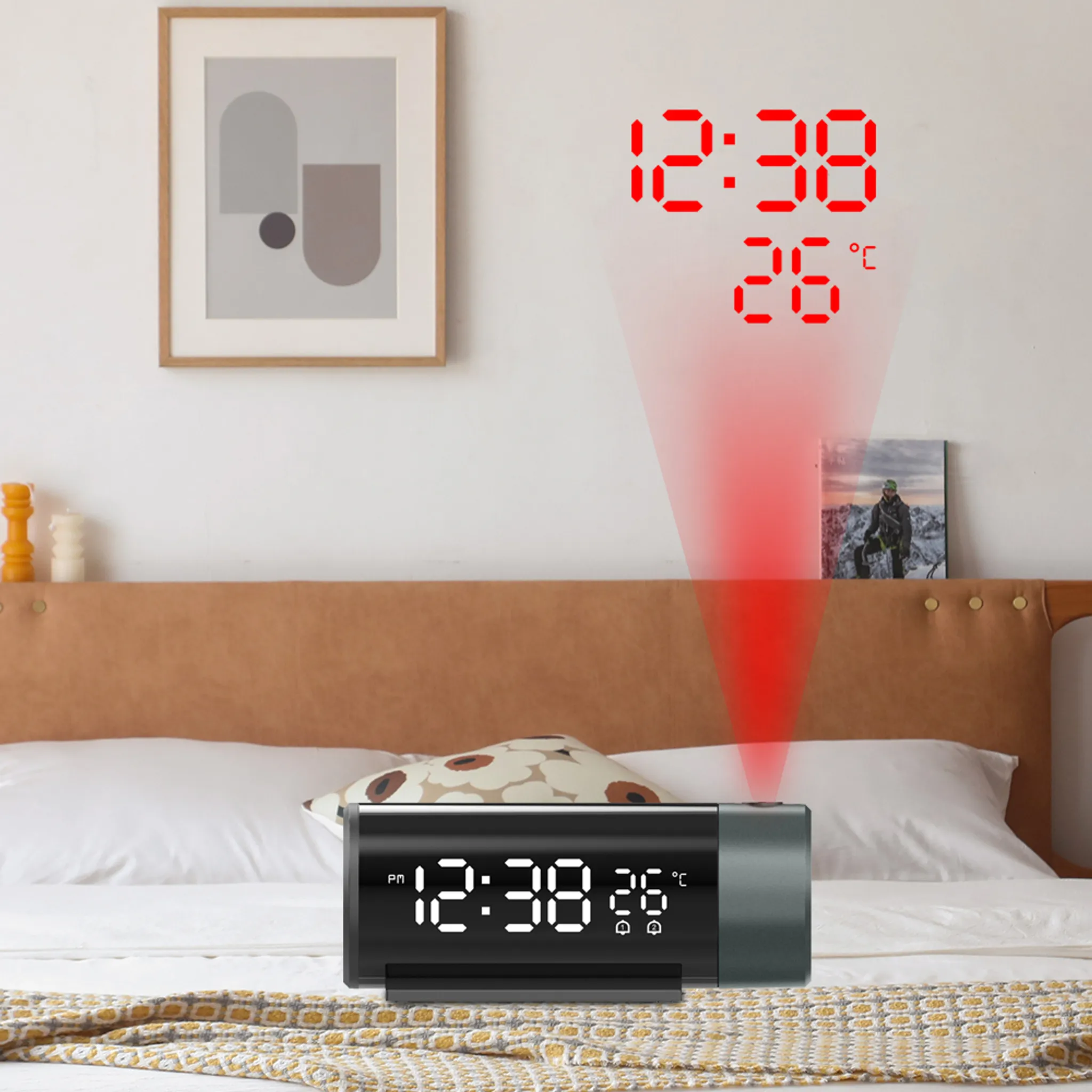 Ein digitaler Projektionswecker auf einem Bett zeigt 12:38 und 26°C an. Rotes Licht projiziert die Zeit.