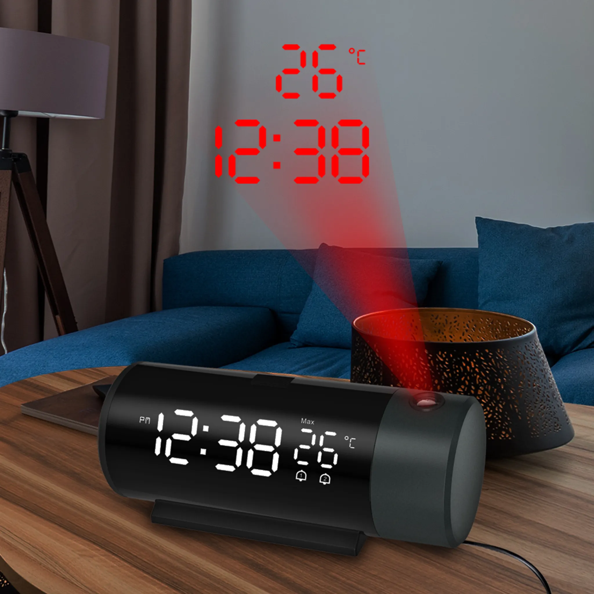 Ein schwarzer Projektionswecker zeigt 12:38 und 26°C an. Ein roter Lichtstrahl projiziert die Zeit und Temperatur.