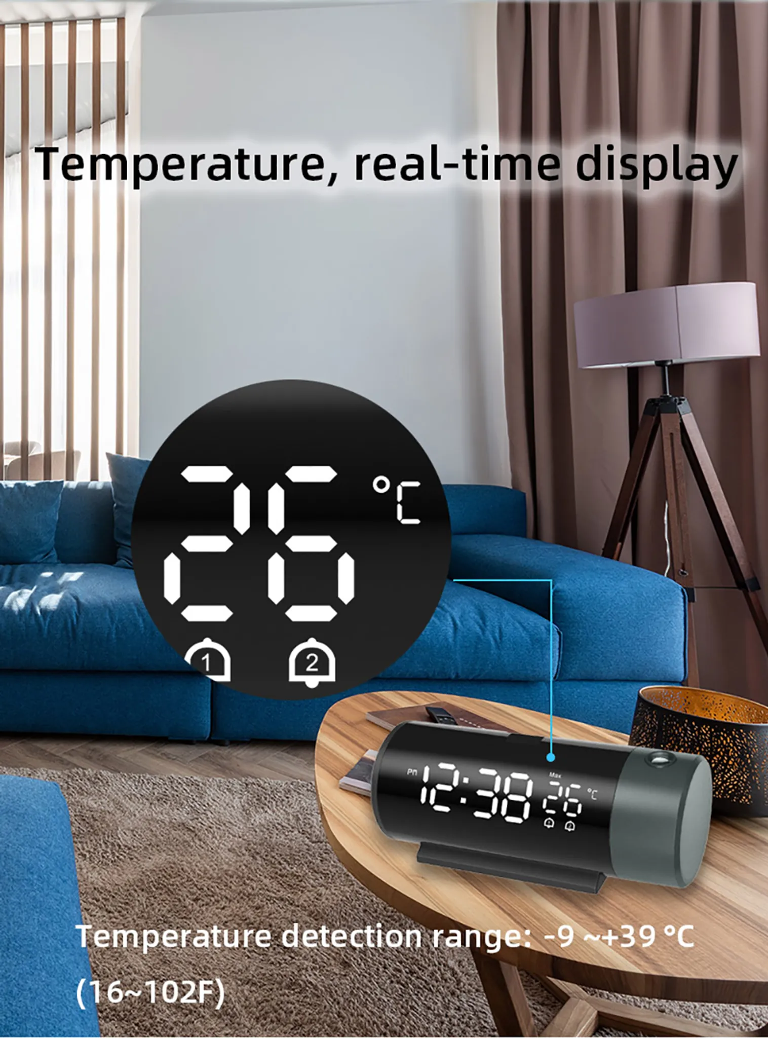 Digitalanzeige zeigt 26°C und 12:38 Uhr neben einem blauen Sofa.