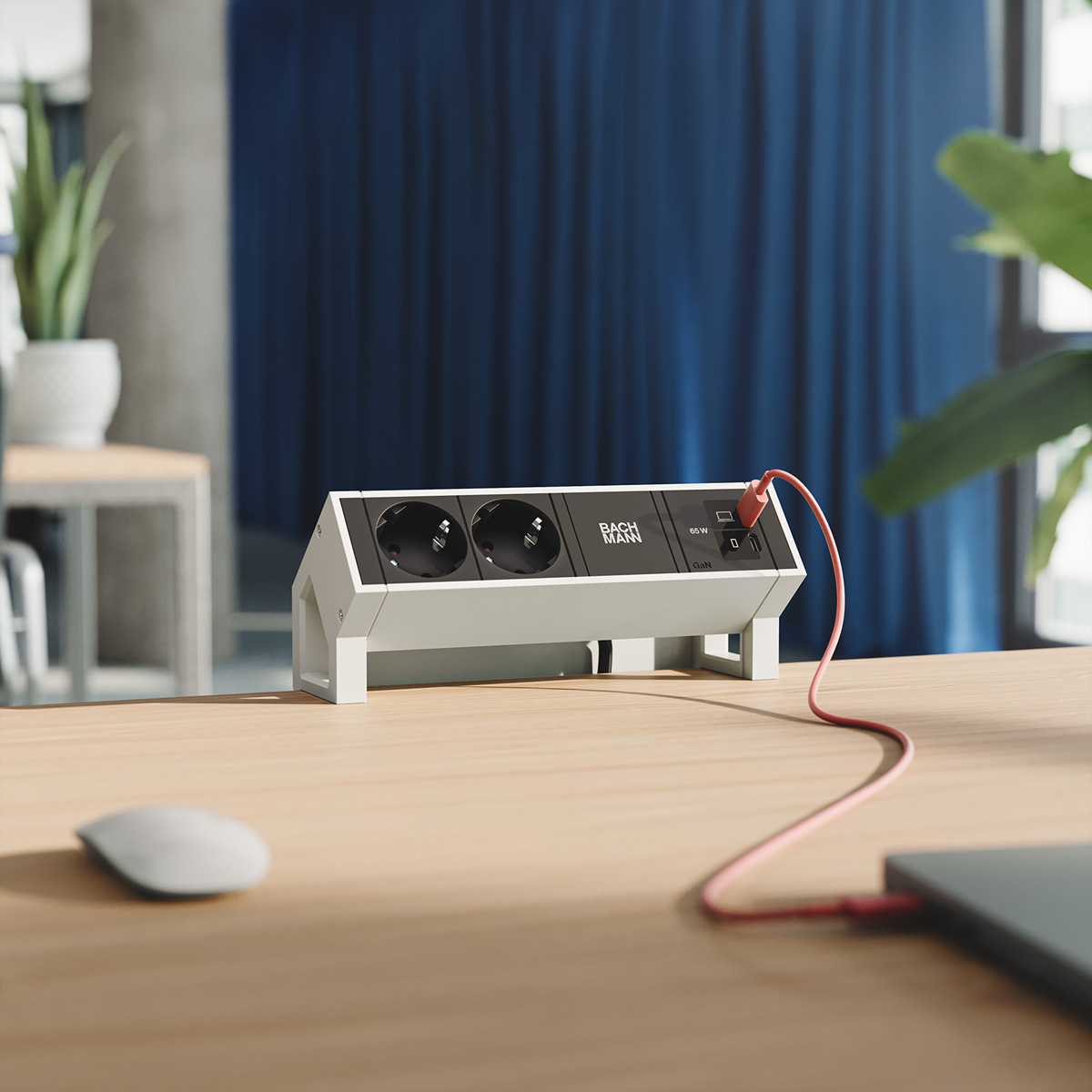 Ein weißer Steckdosenwürfel mit zwei Steckdosen und USB-Anschlüssen steht auf einem Holztisch.