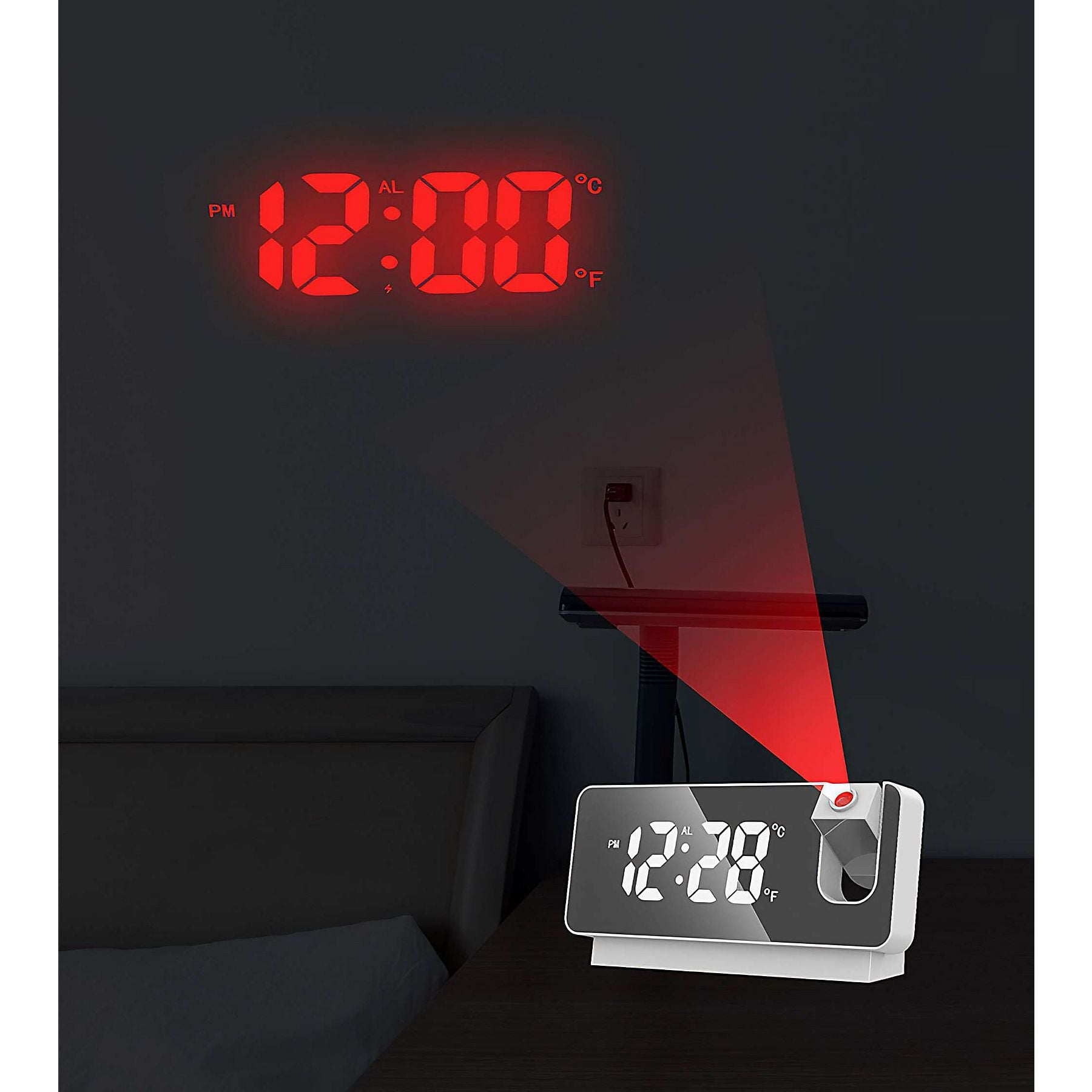 Digitaluhr mit rotem Lichtprojektor auf Nachttisch. Zeigt 12:28 an.