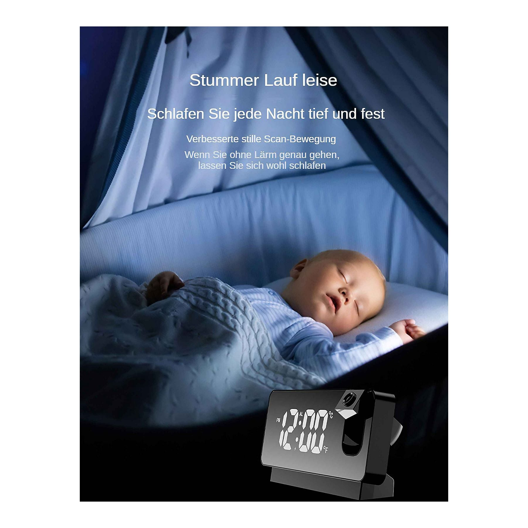 Ein Baby schläft in einem Kinderbett, daneben ein digitaler Wecker.