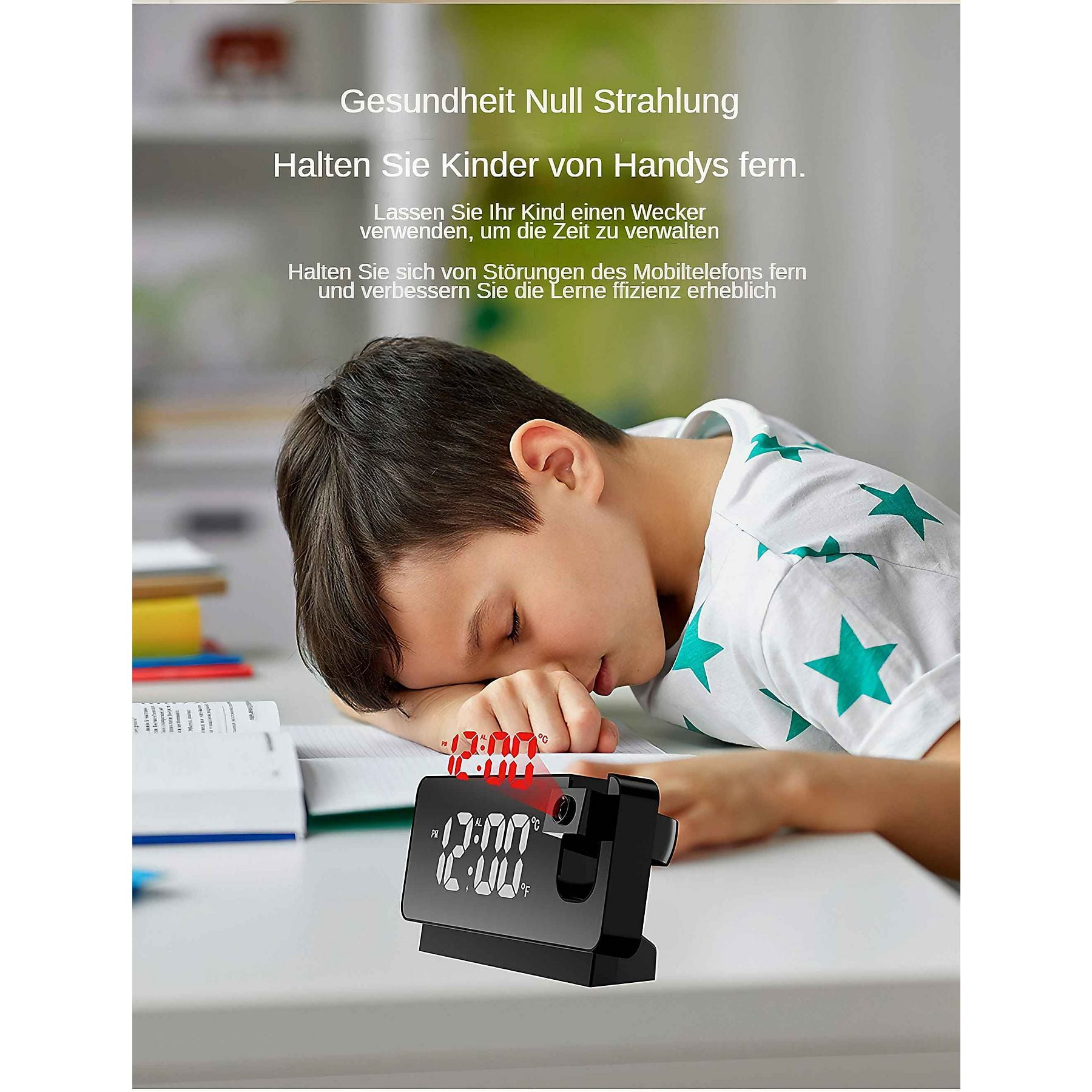 Junge schläft auf dem Schreibtisch, ein Wecker projiziert die Zeit.