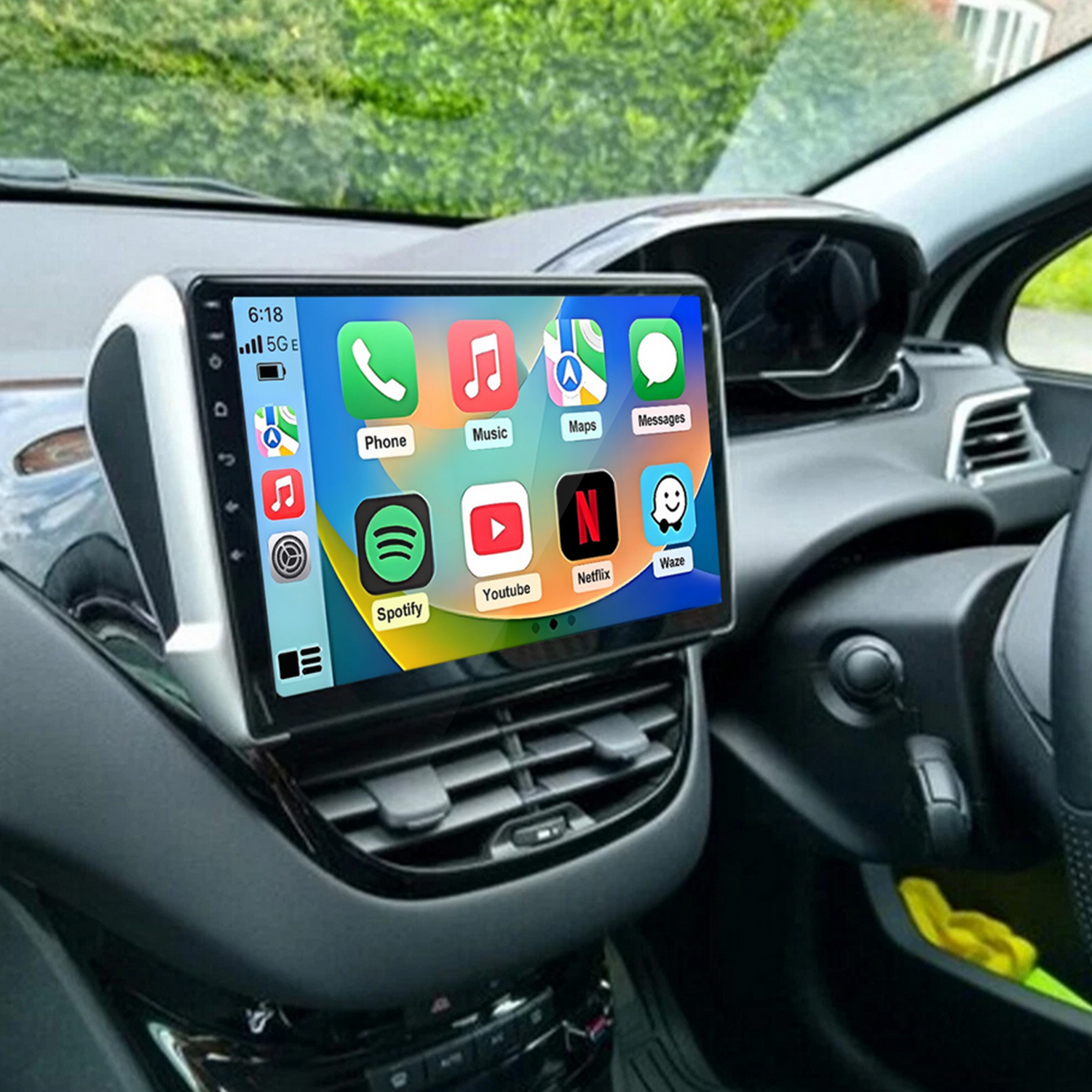 Autodashboard mit großem Touchscreen, der App-Icons wie Telefon, Musik, Karten und Spotify anzeigt.