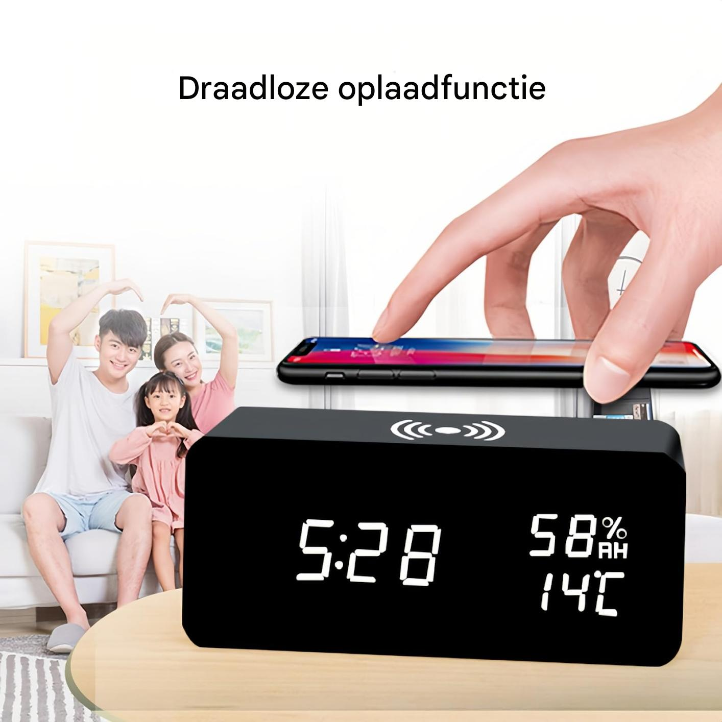 Ein Wecker zeigt 5:28, 58% Luftfeuchtigkeit und 14°C. Eine Familie sitzt im Hintergrund auf einem Sofa.