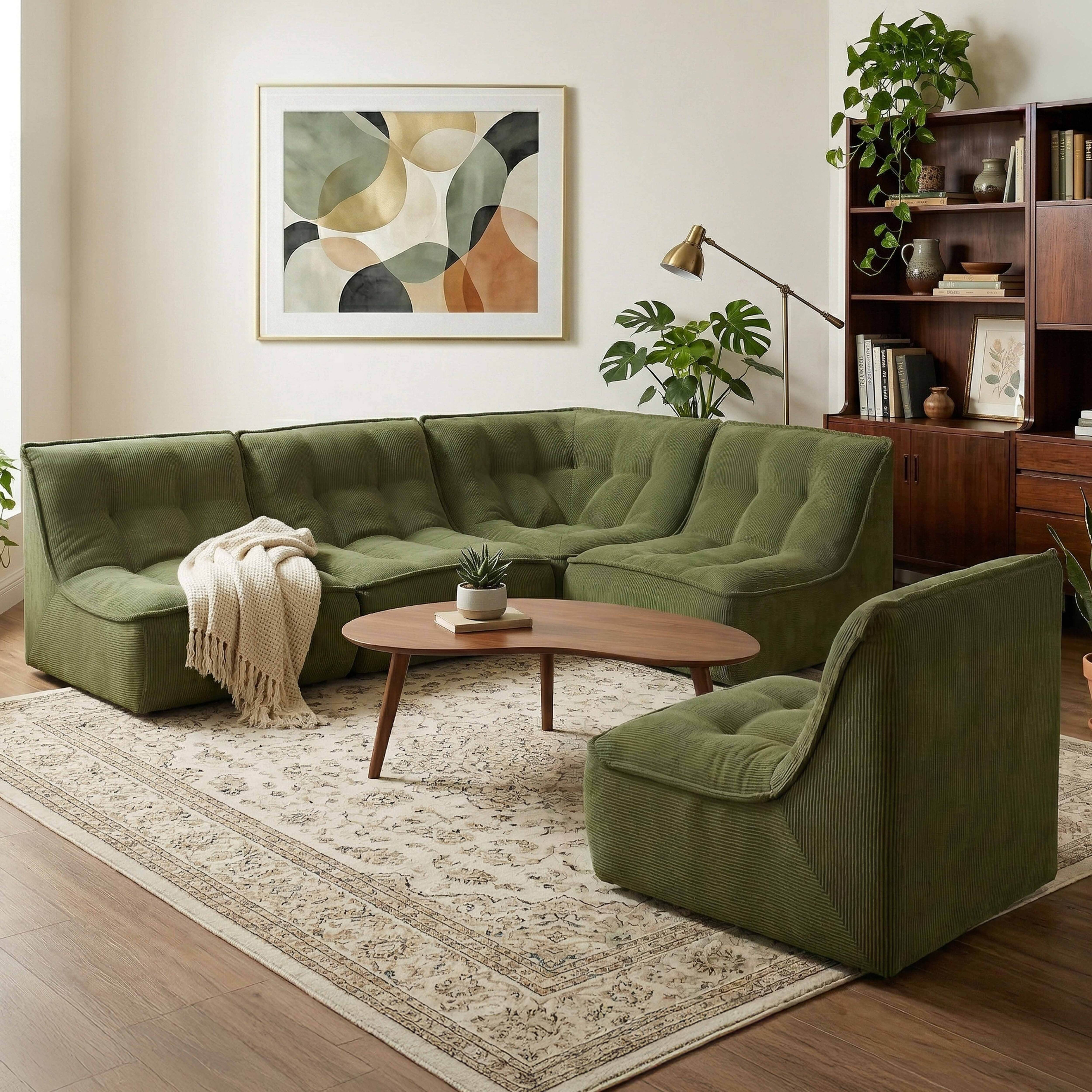 Ein grünes Schnellsitz-Sofa mit einem Holztisch und einer Decke.