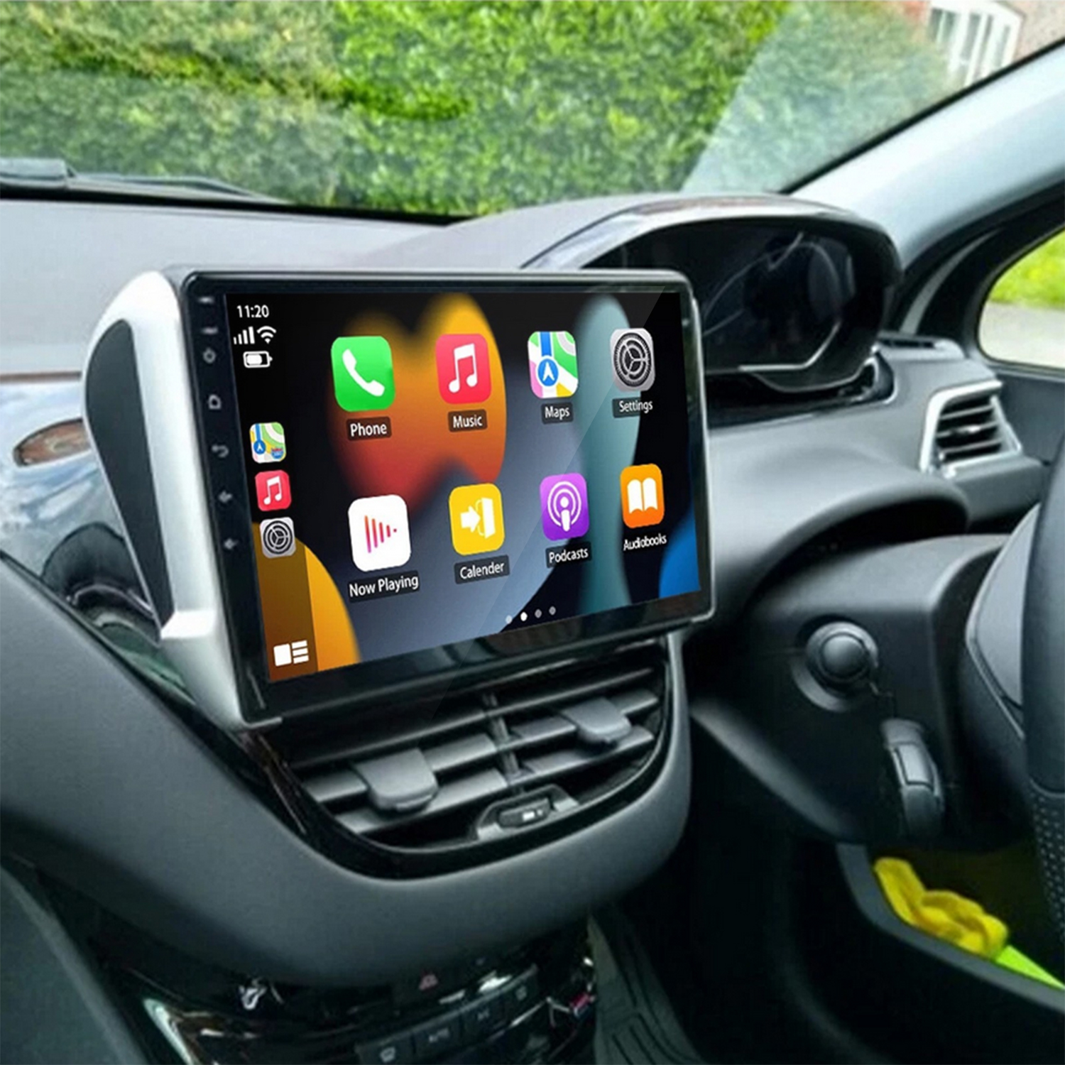 Autodashbord mit großem Touchscreen, der Symbole für Telefon, Musik, Karten und Einstellungen anzeigt.