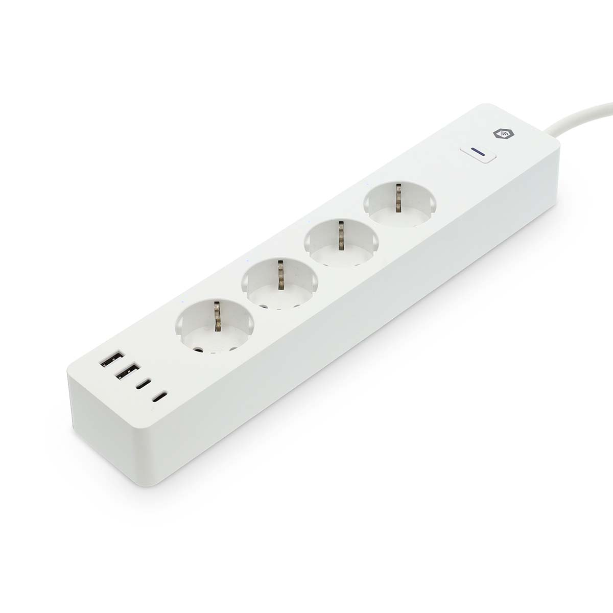 Weiße Steckdosenleiste mit vier Steckdosen und drei USB-Anschlüssen auf weißem Grund.