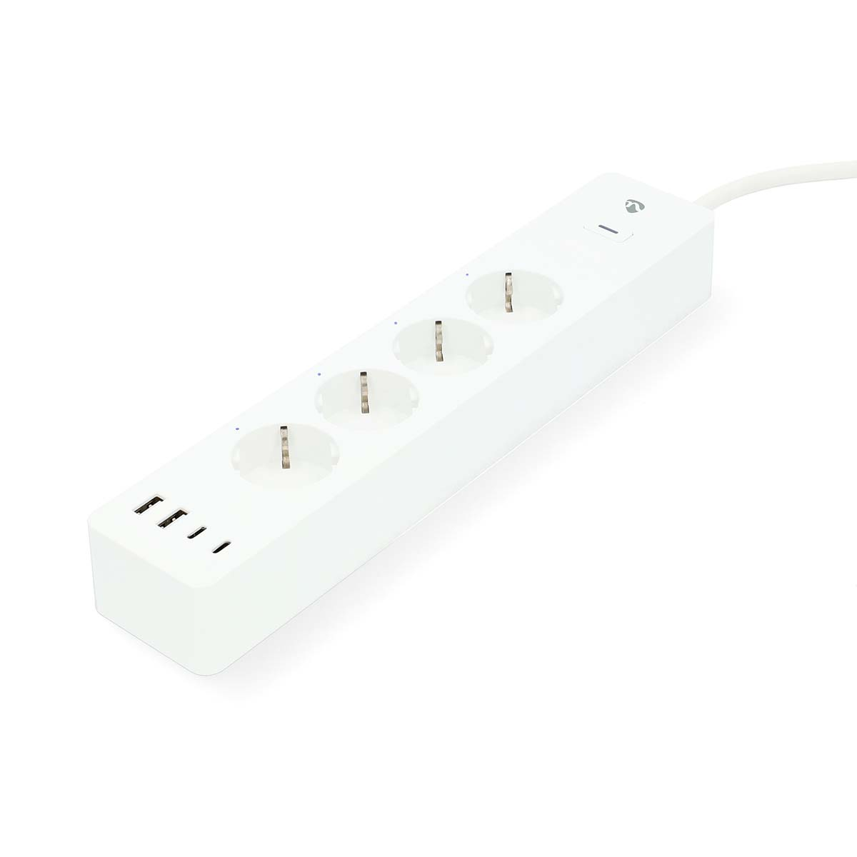 Eine weiße Steckdosenleiste mit vier Steckdosen und drei USB-Anschlüssen, auf weißem Hintergrund.