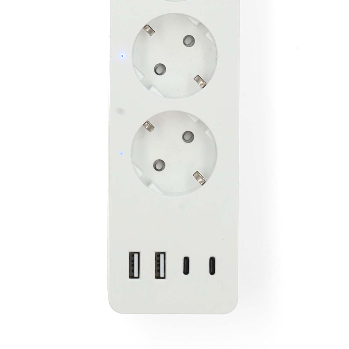 Weiße Steckdosenleiste mit zwei Steckdosen und vier USB-Anschlüssen.