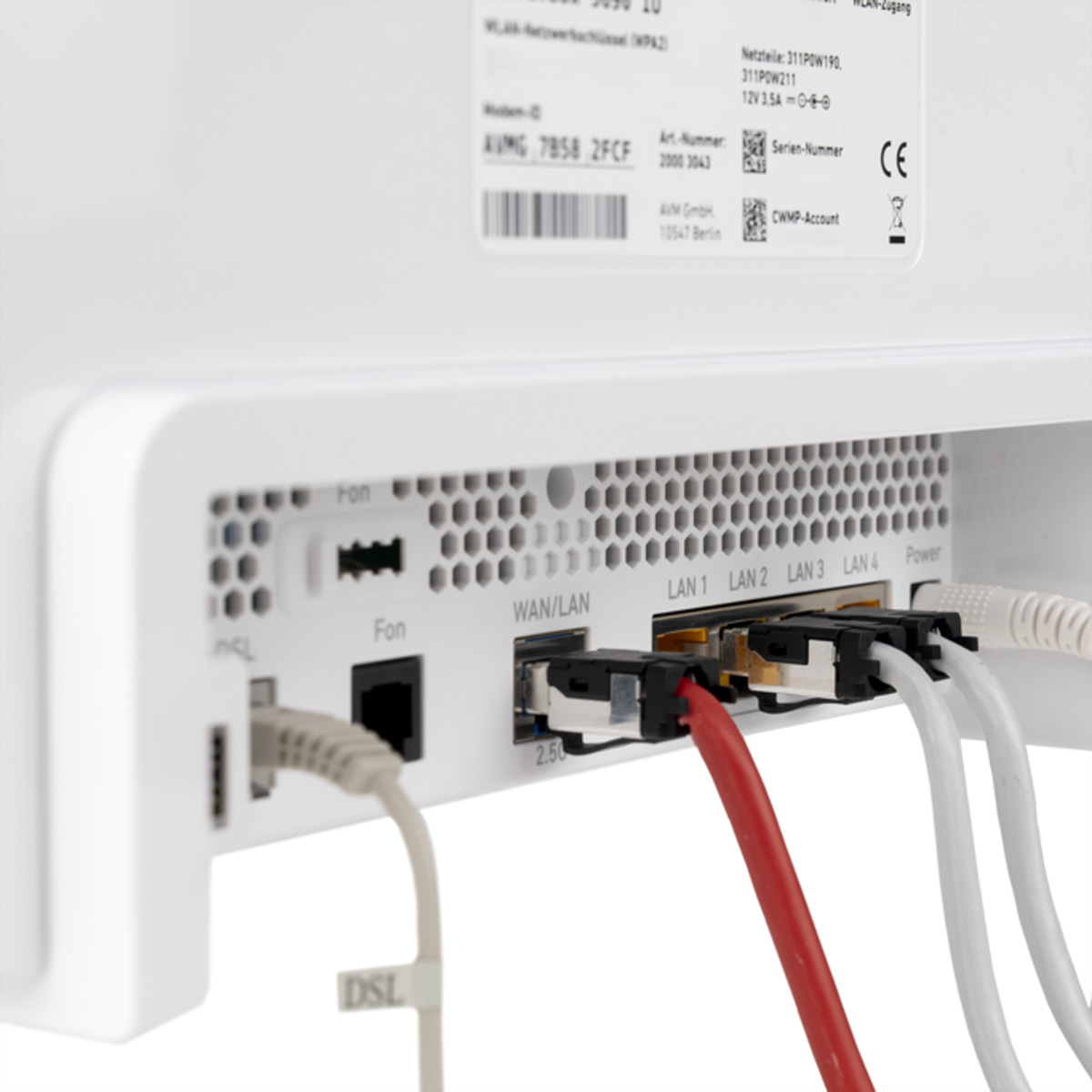 Retro di un router bianco con cavi collegati: DSL, WAN/LAN, LAN1, LAN2, LAN3, LAN4, Power.