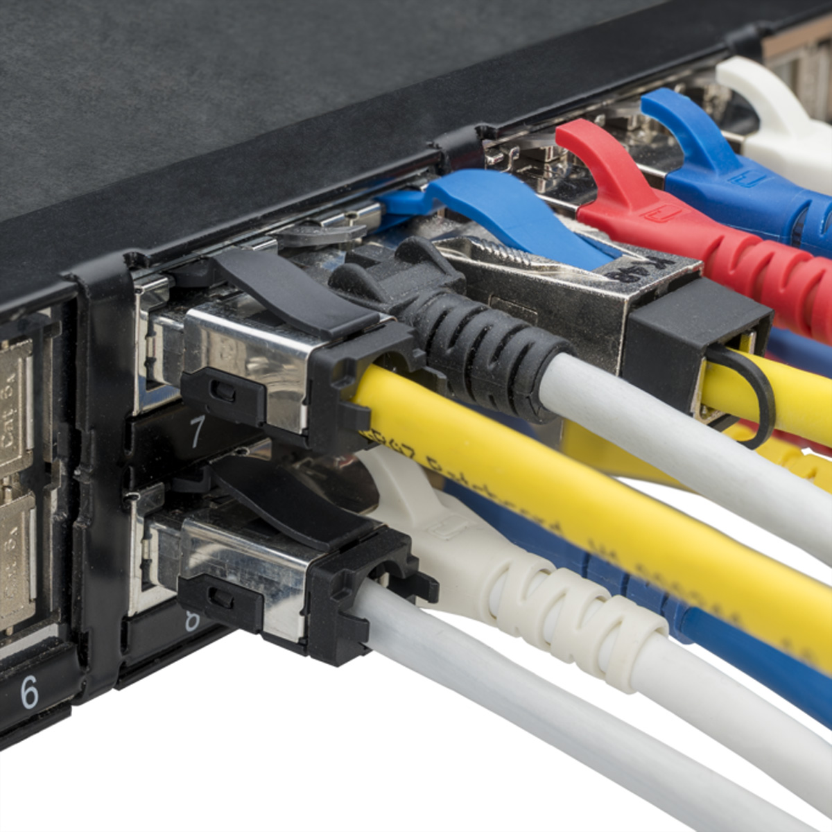 Porte di rete con cavi Ethernet colorati inseriti.