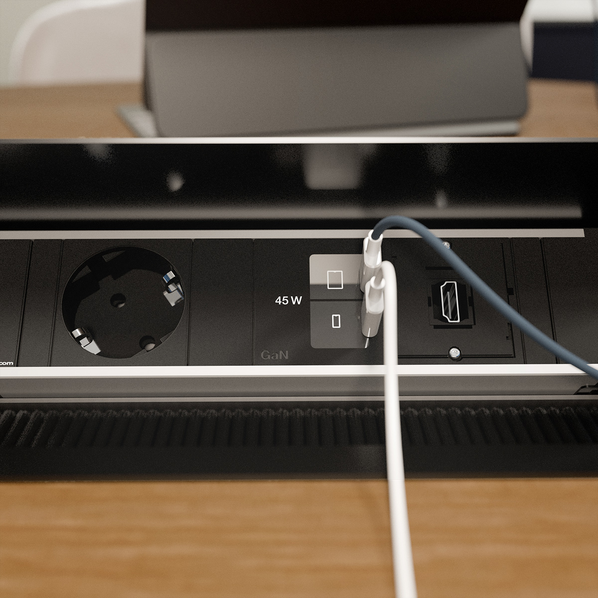 Nahaufnahme einer schwarzen Steckdosenleiste mit Steckdose, 45W GaN, USB-C-Ports und HDMI.