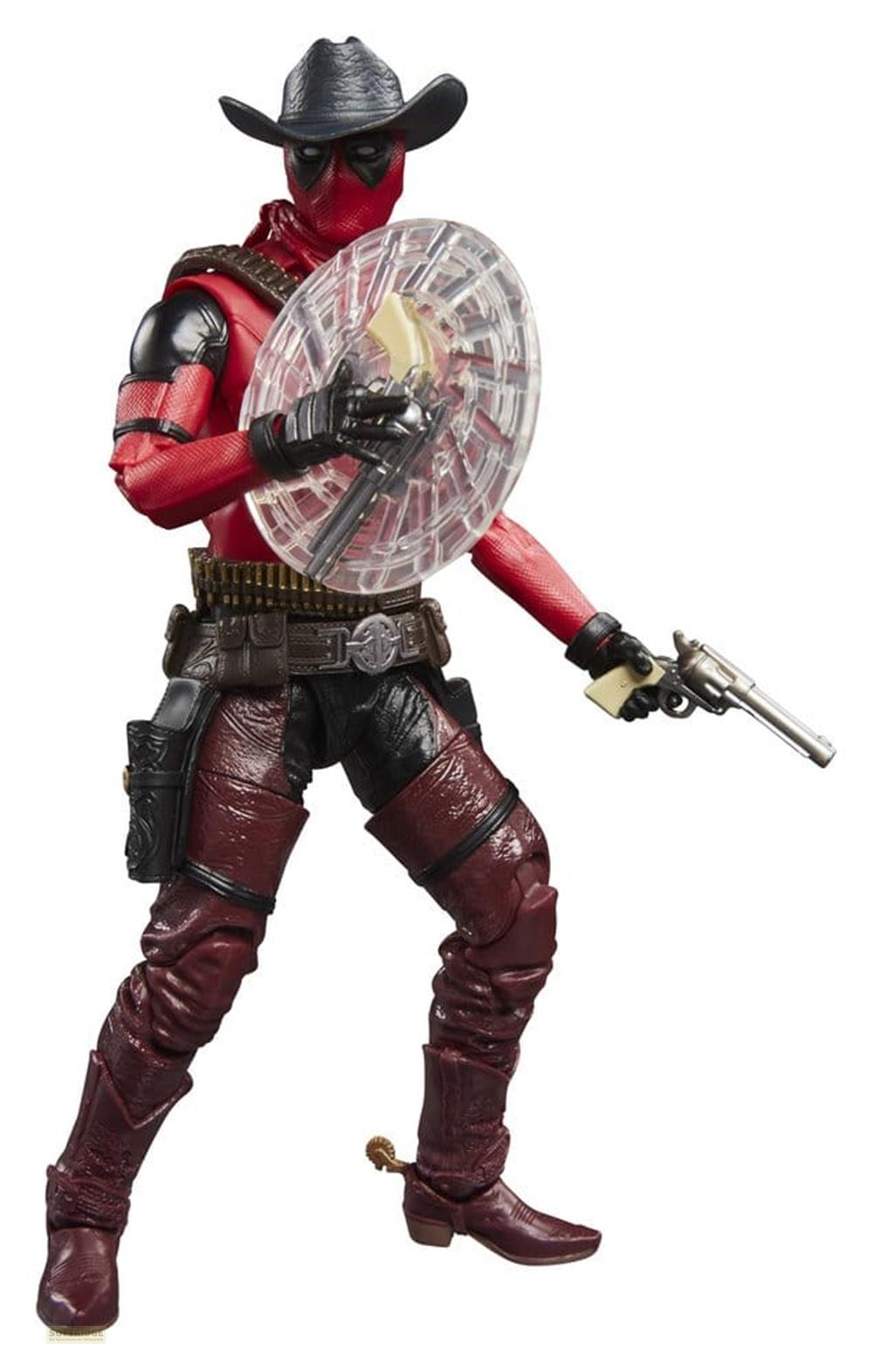 Deadpool im Western-Look mit Hut, Schild und Revolver steht vor weißem Hintergrund.