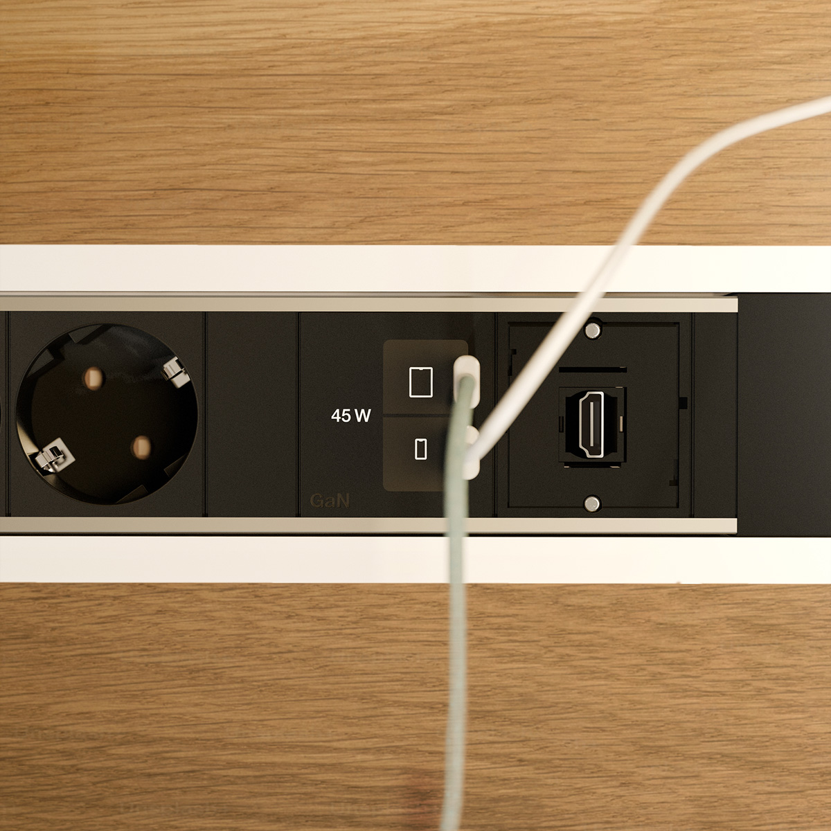 Einbau-Steckdose mit USB-C, HDMI und Stromanschluss auf Holzoberfläche.