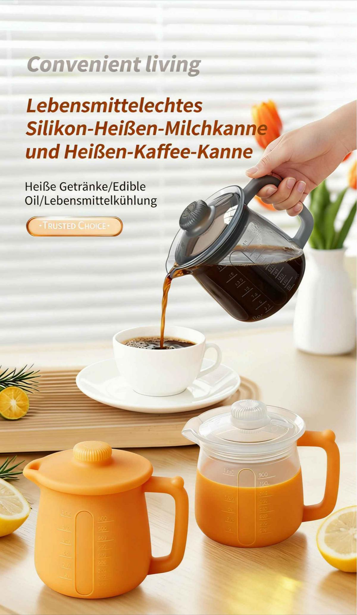 Eine Hand gießt Kaffee in eine weiße Tasse. Zwei orangefarbene Krüge stehen davor.