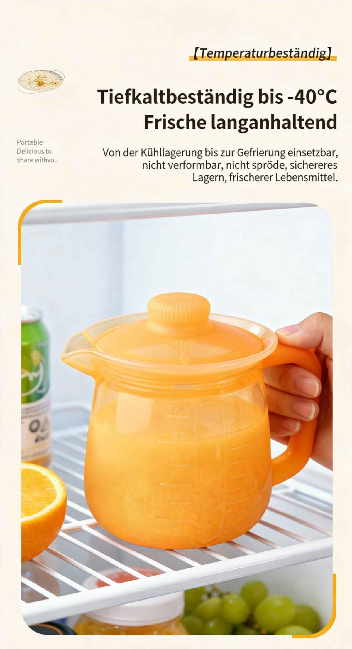 Ein orangefarbener Krug mit Saft steht in einem Kühlschrank neben einer Orange und Weintrauben.