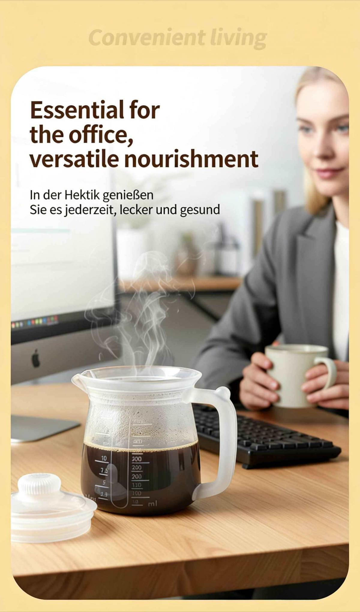 Eine dampfende Kaffeekaraffe steht auf einem Schreibtisch neben einer Tastatur und einer Frau mit einer Tasse.