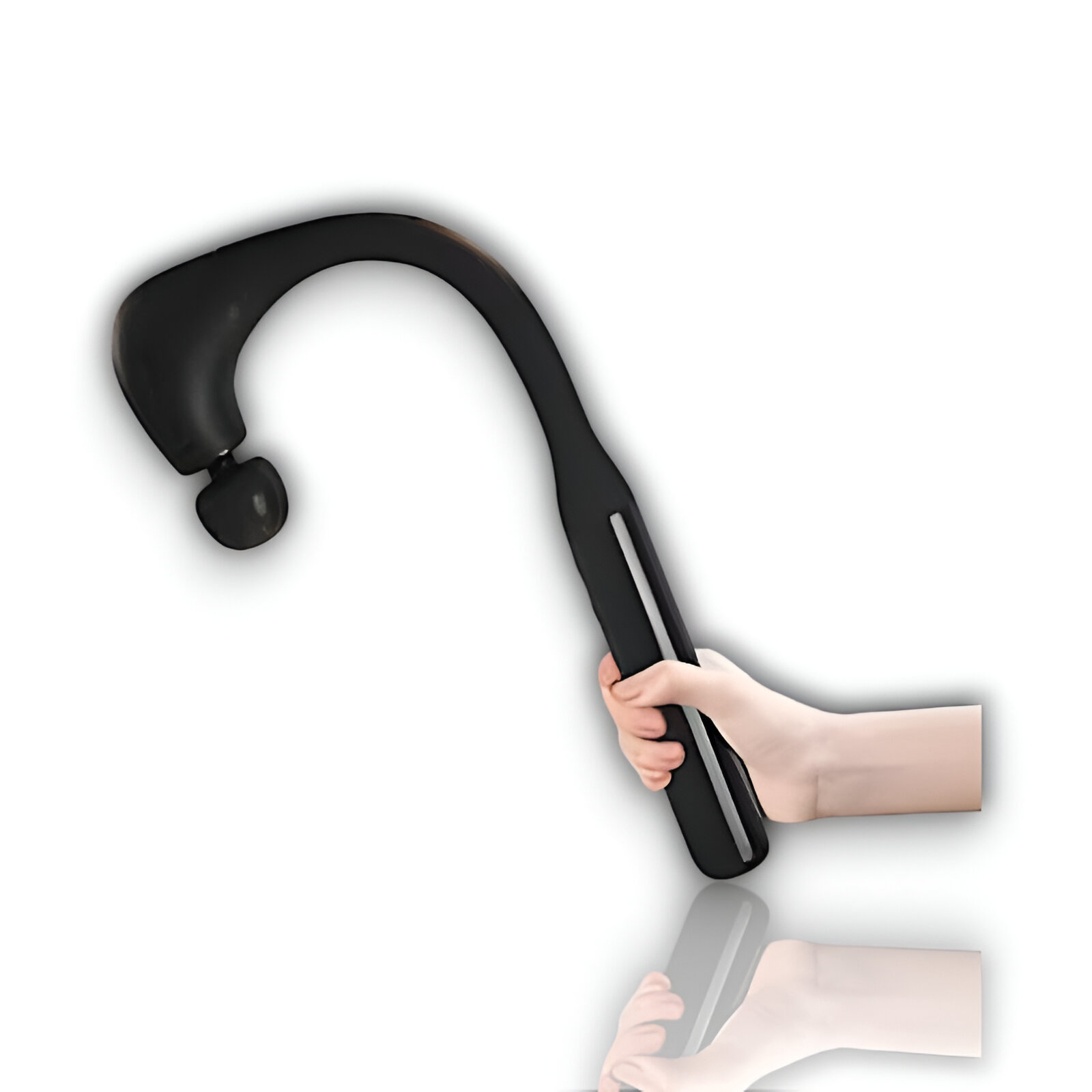Una mano sujeta un masajeador de cuello negro con un accesorio redondo.