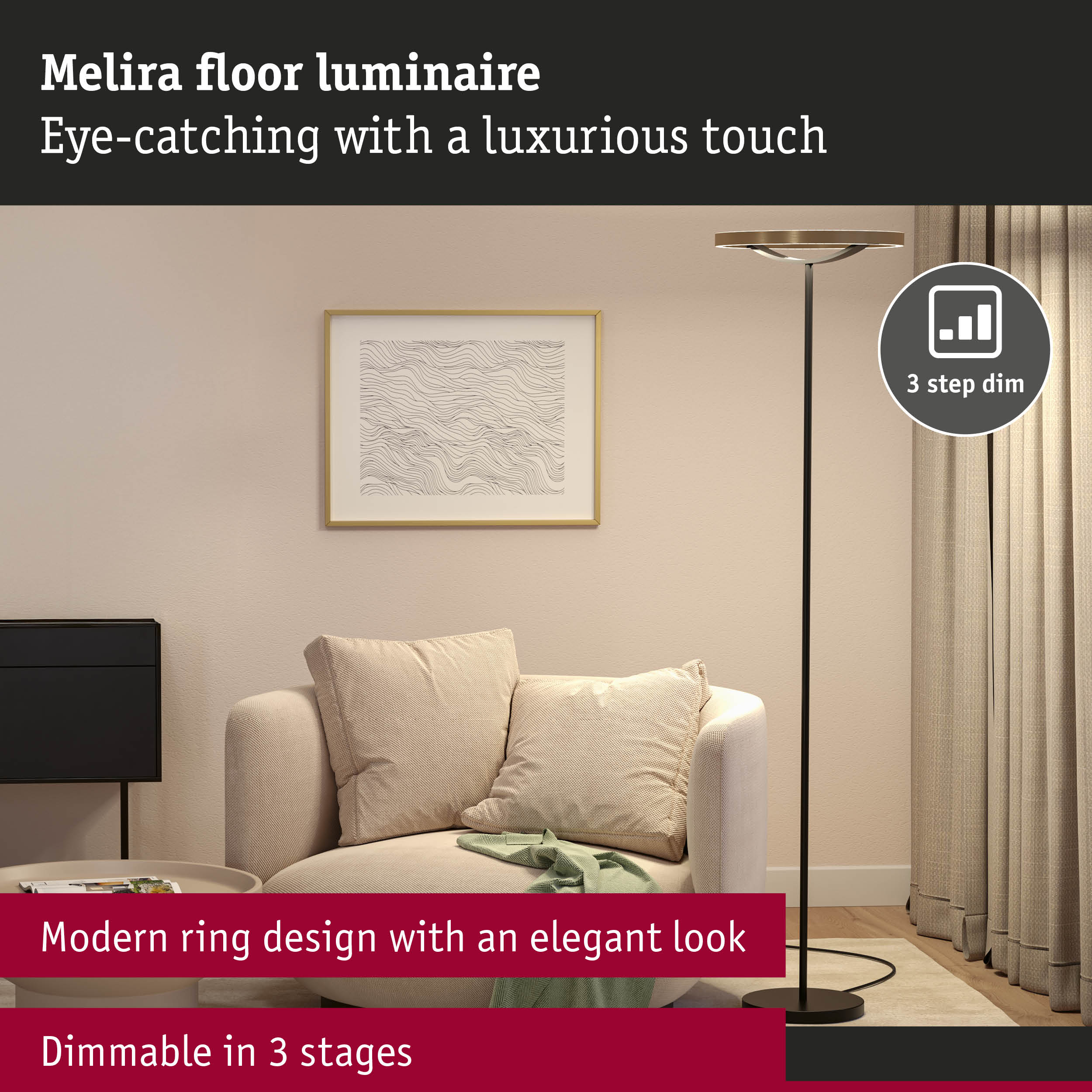 Ein moderner schwarzer Stehlampenfuß mit einem runden Lampenschirm steht neben einem Sofa.