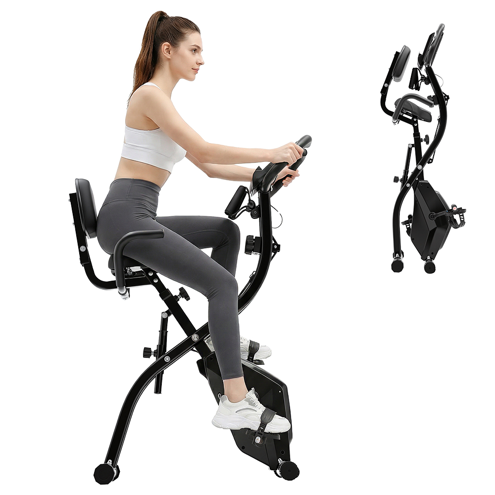 Eine Frau trainiert auf einem schwarzen Heimtrainer mit digitalem Display.