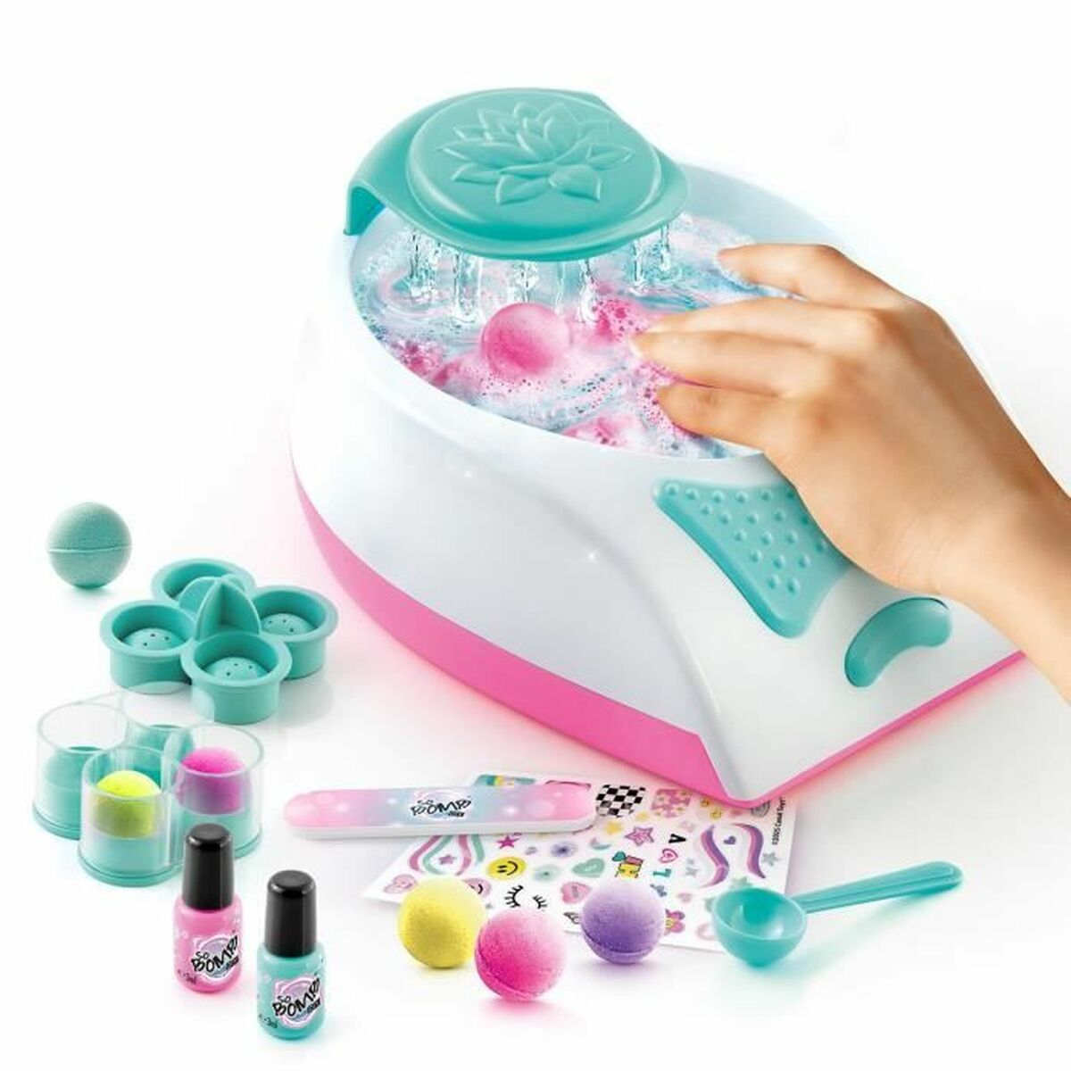 Ein Kind benutzt ein Fußbad-Set mit Bomben, Nagellack und Stickern.
